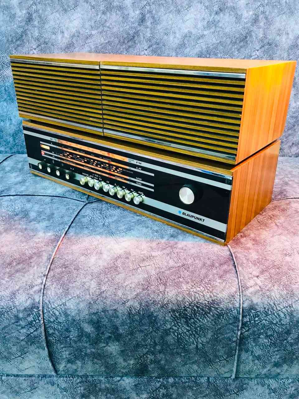 للبيع راديو انتيكا 📻
من شركة BL AUPUNKT المانيا 🇩🇪 
نظافة الجهاز 100 % جديد لوك 
صناعة الجهاز 1975 المانيا 🎼
FM / MW / LW / KW نظام الراديو 
سحب الراديو 100 % نقاوة جداً عالية
المظهر الخارجي للجهاز من الخشب 
سماعات خارجية للجهاز  
للاستفسار اكثر مراسلة الصفحة 
وات ساب *********** اتصال ☎️
