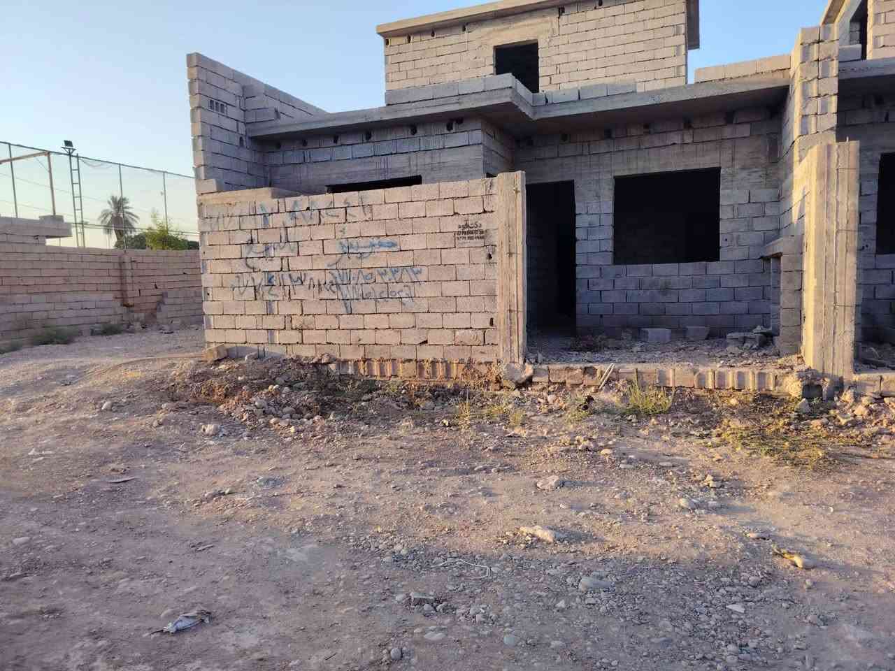 هيكل للبيع 150 متر خلف مدرسة ابن خلدون بيه غرفتين نوم هول استقبال مطبغ حار بارد بيه بيتونه
خدمات ماي كهرباء واصل باقي فقط تبليط فرع 
رابع قطعه من شارع رئيسي
سعر 50 بيه مجال
***********
