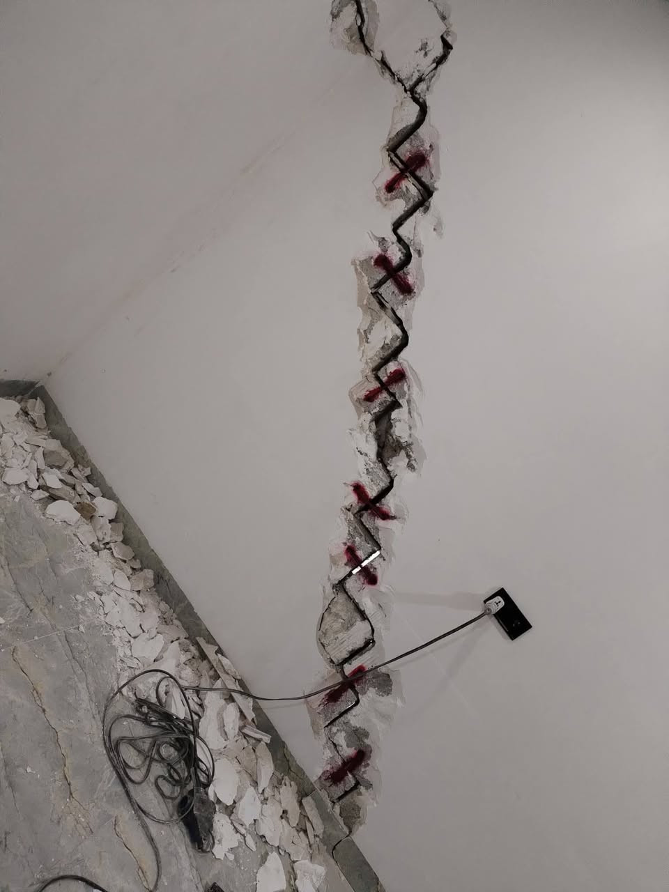 تعبت من شقوق الجدران التي تشوه منظر البيت لاتشيل هم
احنا نرجع الحائط مثل اول واحسن بخبرة وكفاءة عاليةبااستخدام افضل المواد والمعجون المخصص نعالج الفطر والشرك من الجذور ونرجعلك الجدار ناعم وانيق وجديد
✅دقه بالمواعيد 
✅نظافه واحتراف
✅ضمان بالشغل
باادارة عماد ال احمد تصليح ومعالجه كافه الدور من الدوس والفطر والشرك
استفسار اكثر اتصال 👇
***********
***********واتساب
