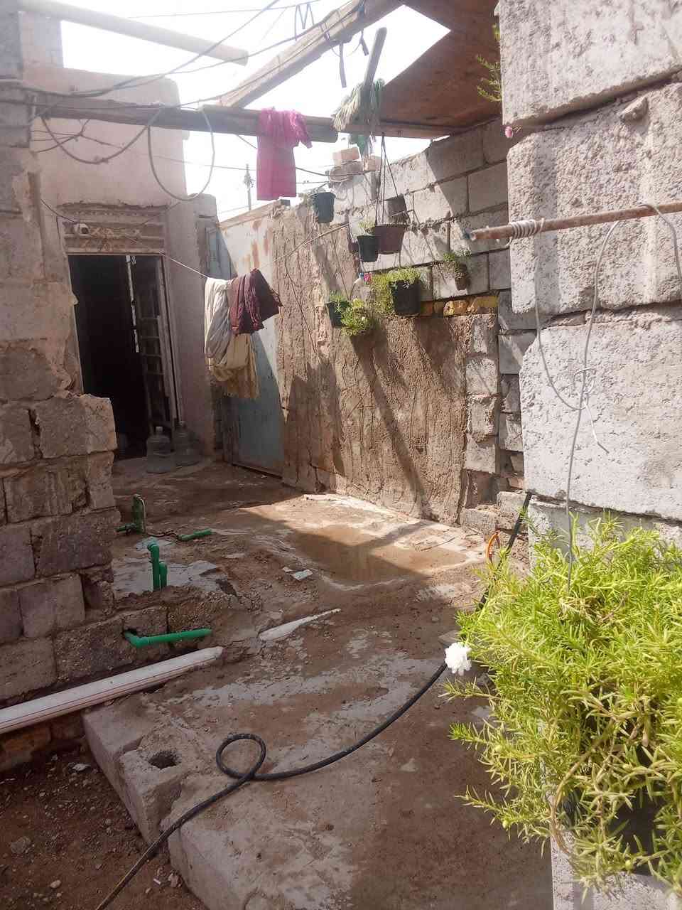 السلام عليكم بيت للبيع عقد زراعي مساحته 145متر بيت وعرصه بصفه مسوينها حديقه غرفتين وصاله و مطبخ وستقبال وتخاريج داخليه وخارجيه تجعيب طابوك بنيانه بلوك عكاده الوجهيه 14ونزاله 12مكانه شارع مطار القديم قرب جامع أم البنين يبعد عن مطار 70متر وعن شارع 500متر سعره 22وبي مجال ***********
