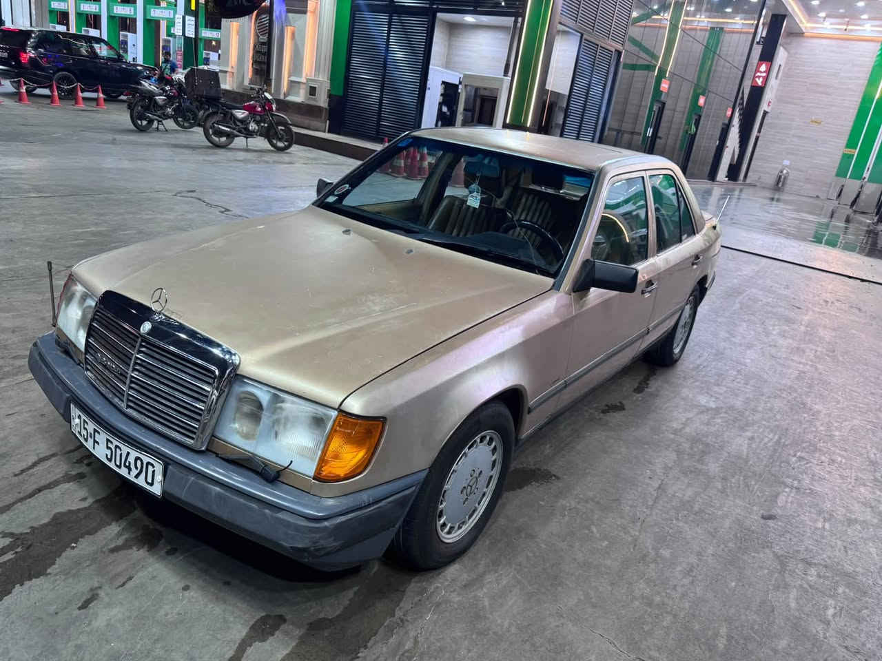السلام عليكم ماسيدس دب 300 E موديل ١٩٨٩ فول مواصفات السياره كله شغاله تبريد مكهربائيات فتحه بلسكف مابيه قطره صبغ  على وضع الشركه رقمه انبار بسمي تحويل باي مكان *********** رايده ب٥٤ ورقه وبيه مجال
