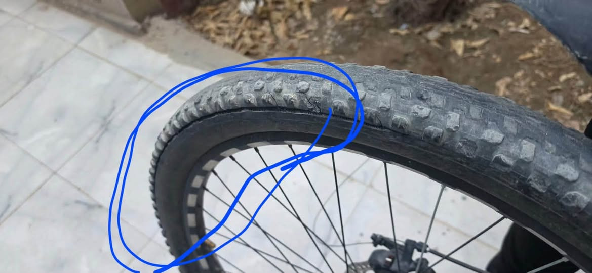 السلام عليكم
بايسكل رياضي للبيع نضيف مابي شي بس بي شك بالتاير مثل ما موضح بالصوره ومن تمشي اكو دحجه بسيطه بالتاير الوره (الأفضل تبدل التاير) سعره ب100 الف وبي مجال مكاني حولي شارع 30 مال السوك رقم مبايل***********
