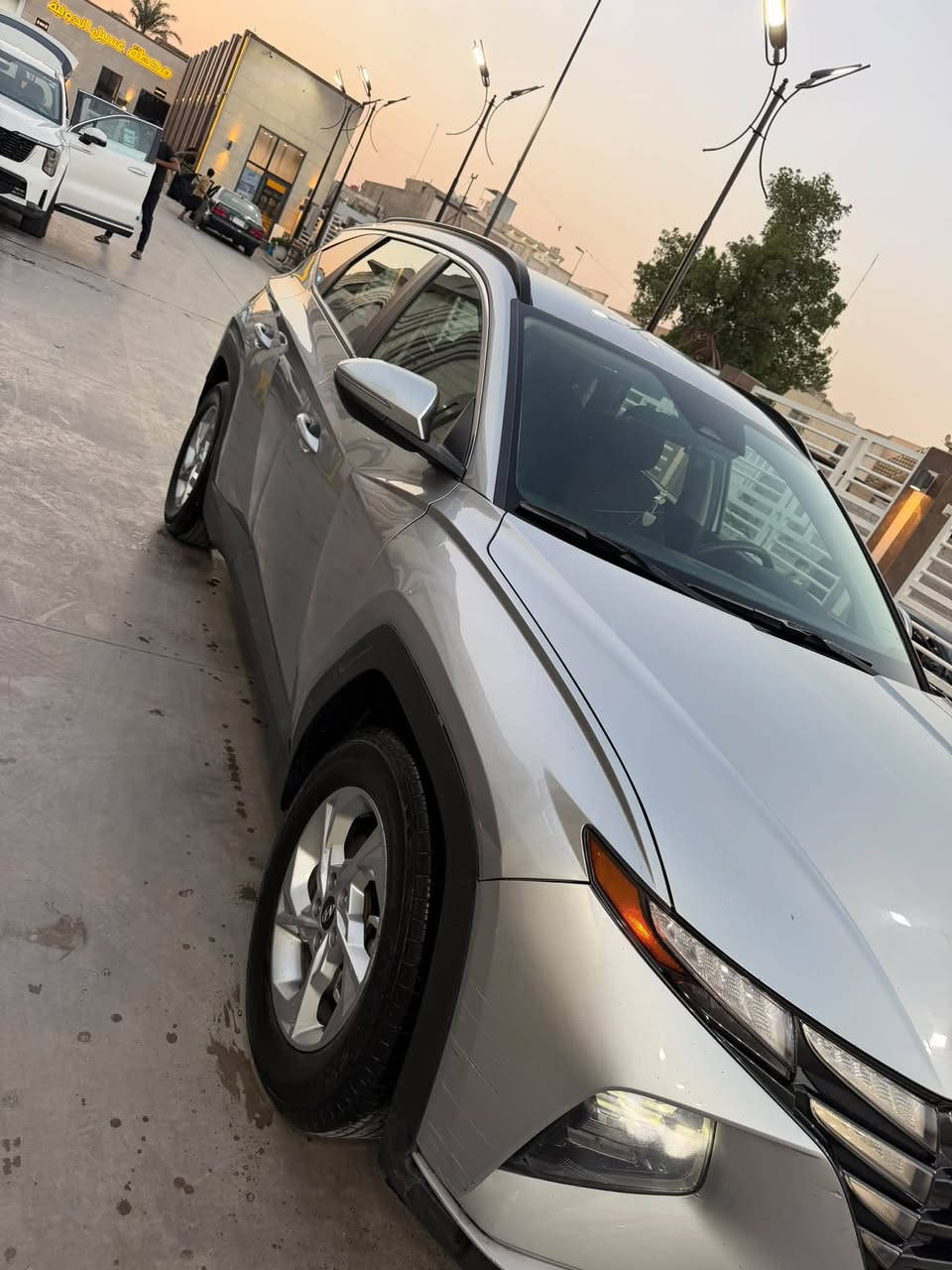 •  محرك 2500 GDI MPI اقتصادي و كير 8 سرع
•  نظام مراقبة النقطة العمياء (Blind-Spot)
•  رادار امامي والتنبيه من حركة المرور الخلفية (رادار خلفي)
•  نظام تحديد المسار و محافظة على المسار (lane assist system)
•  كروز تفاعلي (Adaptive Cruz control)
•  تشغيل ذكي (بصمة) وتشغيل عن بعد.
•  تدفئة في المقاعد الأمامية.
•  كرسي السائق كهربائي مع التحكم بأسفل الظهر.
•  نظام التبريد قطعتين 
•  عليها منظومة غاز zavol ايطالية حكومية رسمية مع ورقتها الصفراء شد جديد
•  (اندرويد اوتو و ابل كار بلي) Android auto & Apple carplay wireless 
و باقي المواصفات المعروفة للتوسان، سيارة نظيفة و نصبتها حلوة و مناقصها شي، حادثها جانبي مذكور بالصور نفس القطع معدلة عالبارد
165 و بيها مجال للشراي
***********
