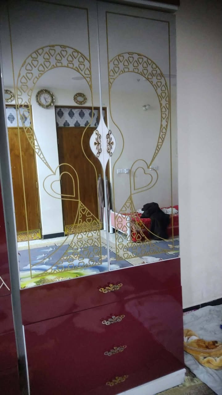 غرفه تركيا للبيع السعر 350وبيه مجال العنوان الشعله 
واتساب ***********
