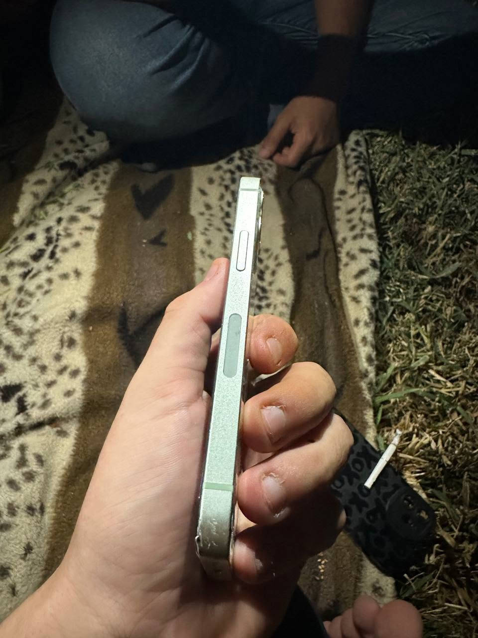 للبيع: آيفون 12 ميني (iPhone 12 Mini)
الذاكرة: 128 جيجابايت
نسبة البطارية: 77% (أصلية)
بصمة الوجه (Face ID): شغالة 100% وبدون أي مشاكل
الحالة والملاحظات:
الظهر مكسور.
الشاشة مستبدلة 
الكاميرا بها مشكلة 
باقي وظائف الجهاز (اتصالات، واي فاي، تصفح، تطبيقات) شغالة بشكل ممتاز.
السعر : 200 ألف دينار (وبي مجال للجادين)
المكان: كربلاء
للتواصل: *********** (واتساب / اتصال)
