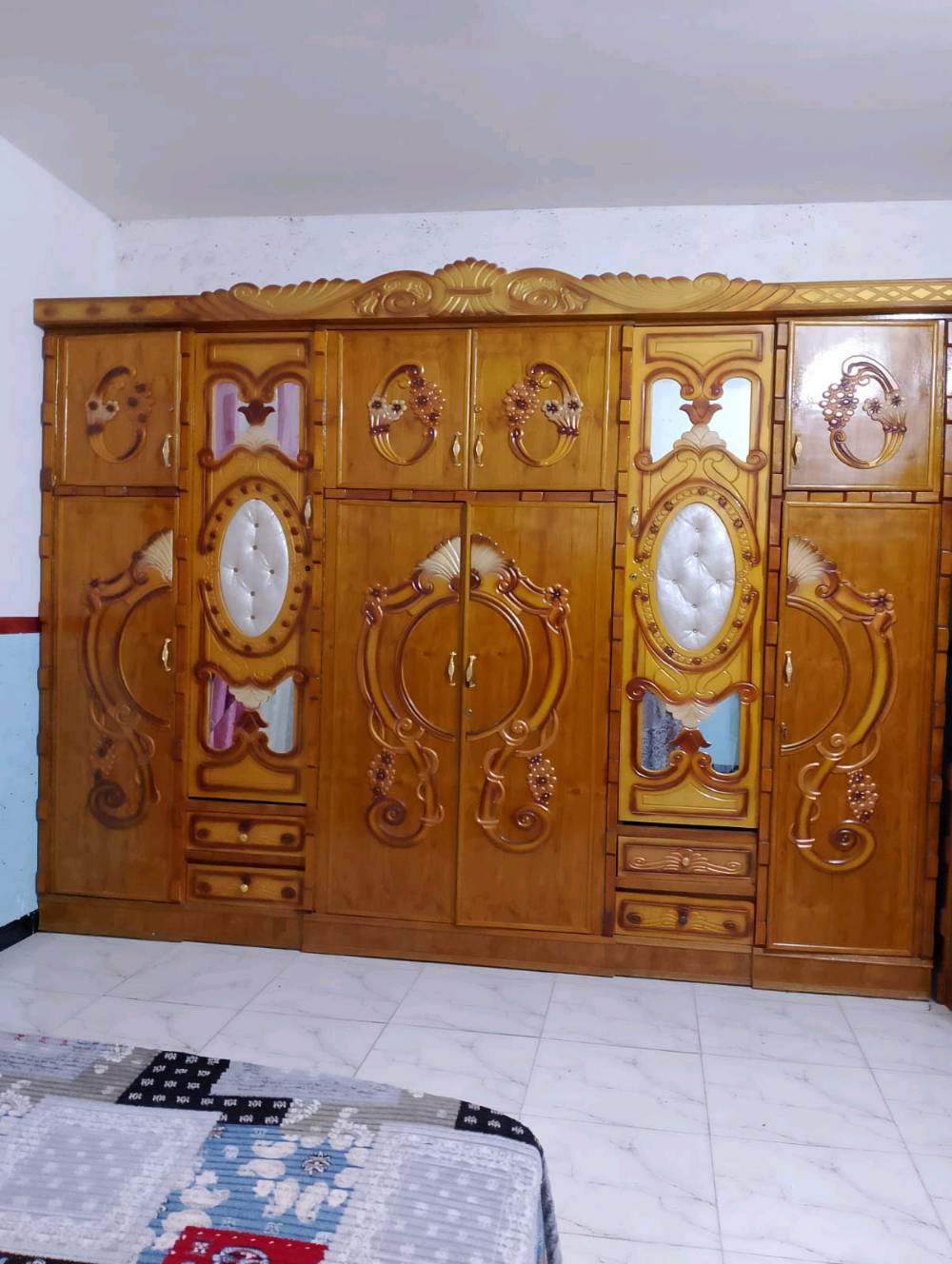 بغداد ابو اغريب الزيدان
شنو قياسات السرير والدولاب والتسريحة بالضبط حتى أتأكد تناسب الغرفة؟: 
ماعرف ولله 
الغرفة من أي ماركة أو شنو اسم/نوع الموديل إذا تعرفه؟: 
حطاطه
توجد أي خدوش، تلف، أو ضعف بالمفاصل والأبواب لو كلها سليمة؟: 
استعماله كلش قليل 
وين موقعك بالضبط بالمحافظة/المنطقة؟ وهل التوصيل متوفر لو الاستلام من المكان فقط؟: 
بغداد ابو اغريب الزيدان 
السعر شكد؟ وهل بيه مجال للتفاوض أو تريد بيعه نهائي؟: 
500وبه مجال