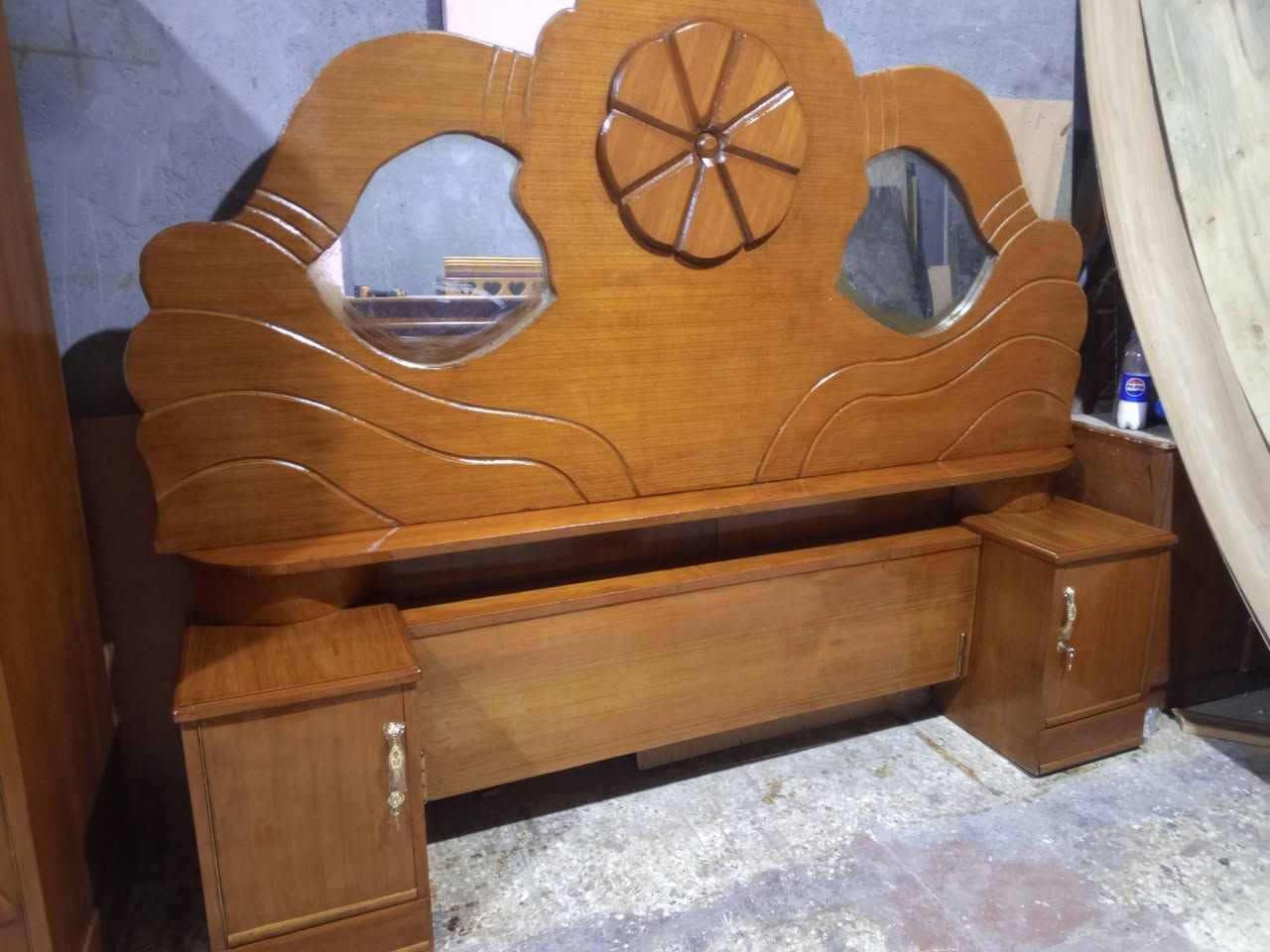 ميز • غرفة • رميثة