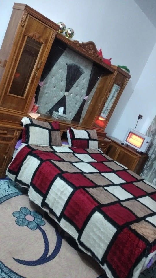 غرفة نوم جديده والقران ممستعمله اريد ابيعها لان راح أشيل ومستعجله كلش
السعر ٢٠٠ وبيها مجال 
للتفاصيل ***********
