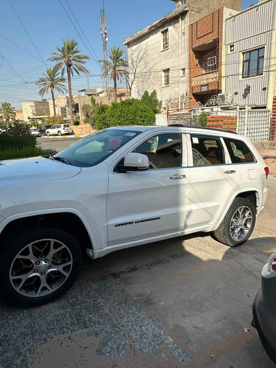 جيب كراند شيروكي اوفر لاند (هارلم) 

  مديل 2021
* وارد خليجي
* محرك 3.6L V6 Pentastar
* قوة 295 حصان
* قير أوتوماتيك 8 سرعات
* دفع رباعي 4×4
* ماشية 84,000 كم
* نظام Quadra-Lift للرفع والخفض
* نظام دفع Selec-Terrain بأوضاع متعددة للقيادة
* فتحة سقف بانوراما
* داخلية جلد Nappa فاخر
* مقاعد أمامية كهربائية
* تبريد وتسخين المقاعد
* ذاكرة للمقاعد
* دركسون كهربائي
* دركسون جلد مع أزرار تحكم
* شاشة Uconnect
* Apple CarPlay / Android Auto
* كاميرا خلفية
* حساسات أمامية وخلفية
* مثبت سرعة
* تشغيل ودخول ذكي
* تشغيل عن بُعد
* مرايا كهربائية
* باب خلفي كهربائي
* جنوط خاصة بفئة Overland
* إضاءة LED
* نظام صوت فاخر
* تكييف أوتوماتيك
مكفوله السياره 
* السيارة نظيفة جداً واستخدام شخصي 
السياره بسمي تحويل ثاني يوم 
العنوان بغداد 
الرقم ***********
السعر 31.000$ وبي مجال للطيبين
