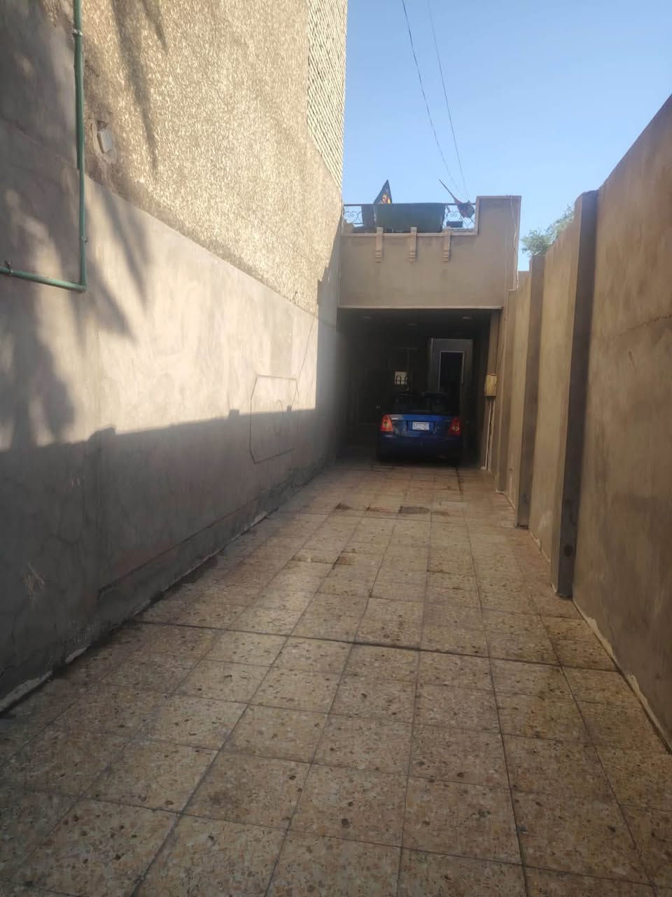 اسلام عليكم بيت للبيع طابو في بغداد منطقه الكماليه شارع 70 قاطين جوه غرفتين وهول وستقبال وصحيات وحمام ومطبخ والفوك 3 غرف وحمام ومطبخ ومساحه كعده بره المطبخ وكذالك حديقه مرتبه مساحت البيت 288 متر/***********
