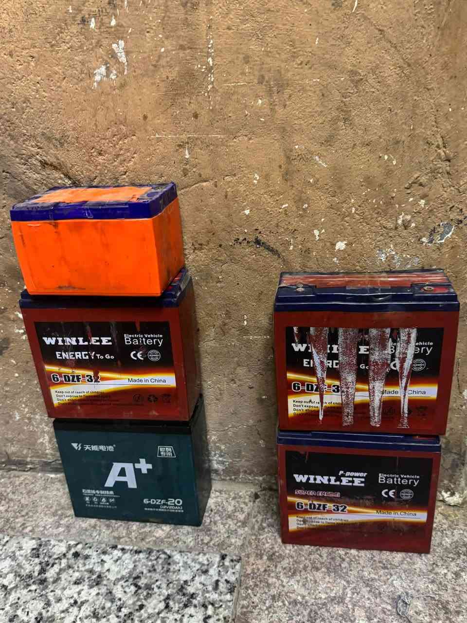 السلام عليكم بطاريات عدد 5 بيهن 2 نص عمر و 3 جدد سعرهم شلع 75 واذا مفرد كلمن وسعره مكان كربلاء حي العباس شراي يتصل ***********
