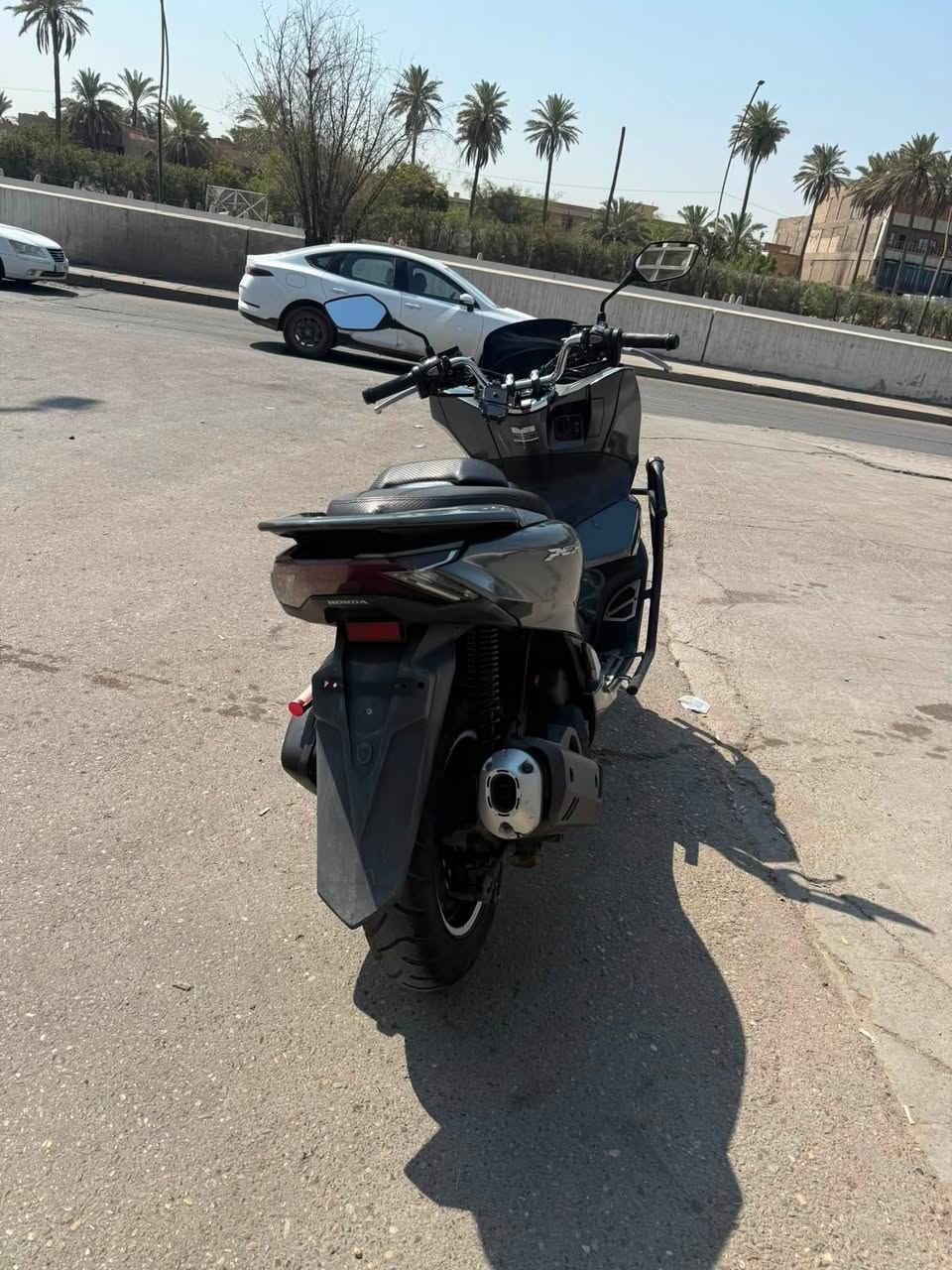 السلام عليكم pcx جيل رابع كوري
لون رصاصي دراجه كفاله عامه اوراق كامله مدفوع كمرك 
كبل تروح ترقم مكفوله مكينه وكفر  عليهه اضافات 
درع اصلي (sss) 
كشن تزويد مال باله 
دوسات نيكل  
قبق تزويد مال ستد الامامي 
والدراجه شوفت عينك زلغ مابيها 
ومواصفاتهه معروفه بريك abs
حساس ازدحام 
مانع انزلاق 
سعرهه 18 ورقه وبيهه مجال بسيط 

مكاني بغداد الشعب ***********
