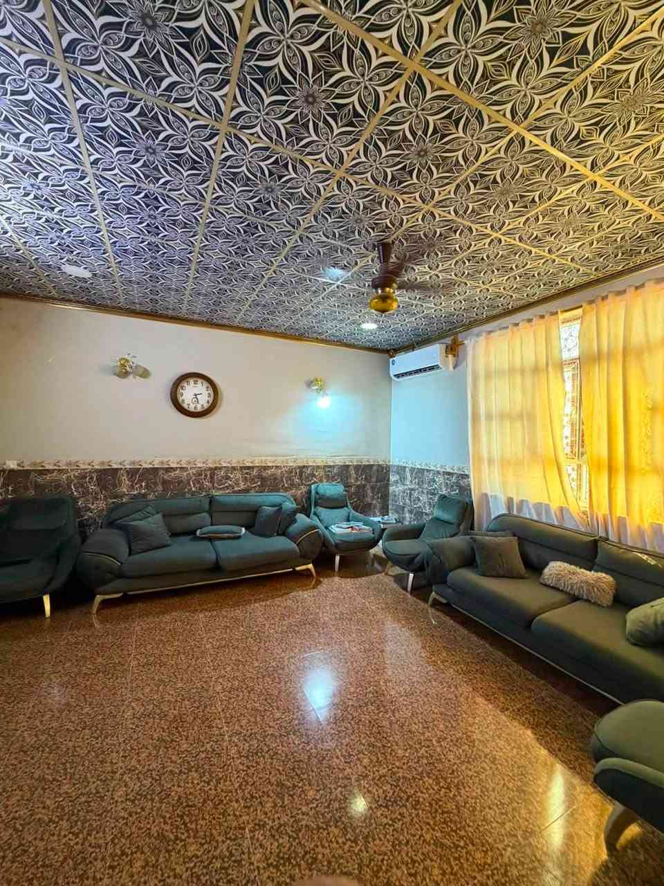 مشتمل للبيع
بالجامعة مقابل الكفائات📍
مساحة 150م واقع حال 200م
طابقين 4غرف نوم + باقي التفاصيل
ركن شارع30م 
***********
