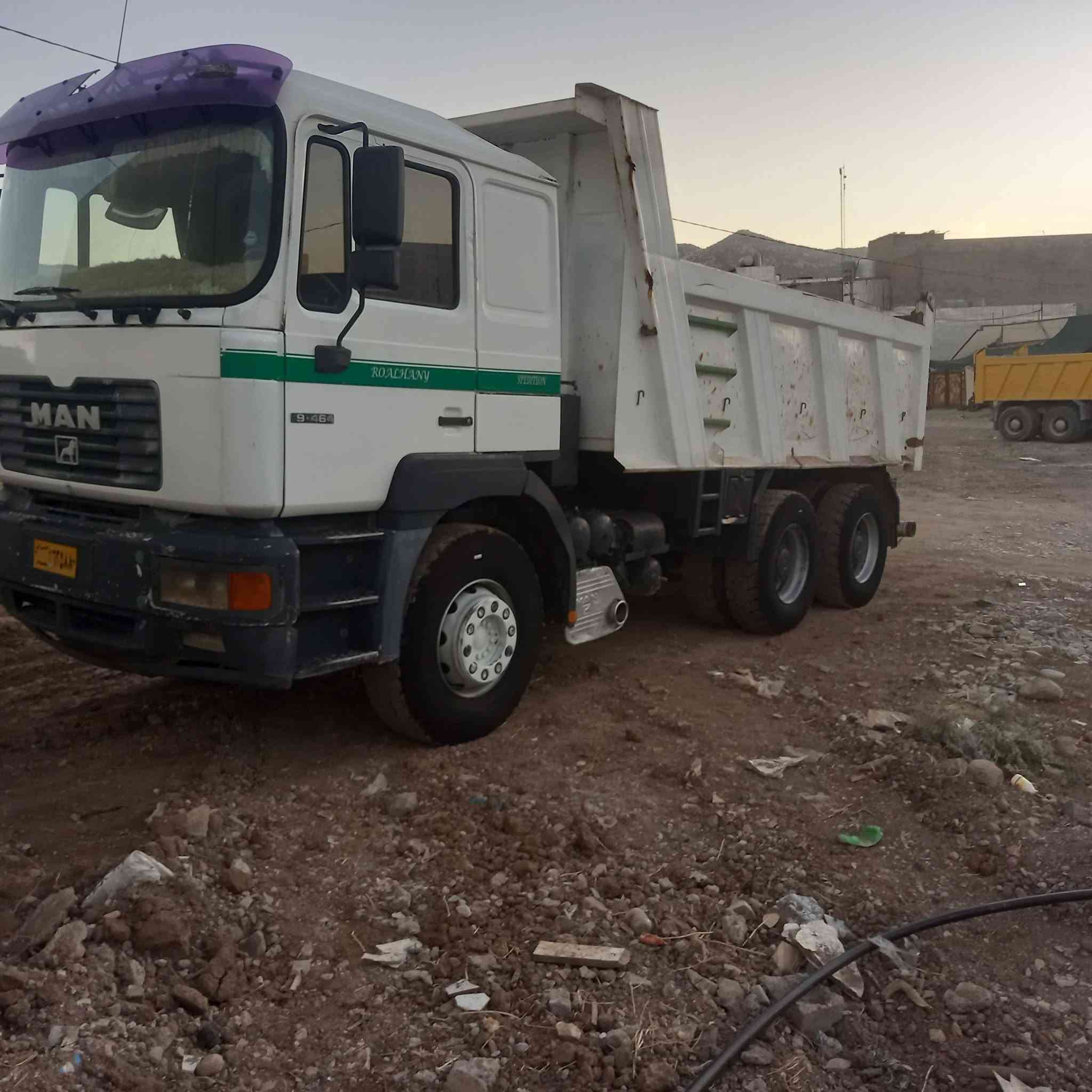 MAN   2002
مەکینەی 414   تازە تەشفیت  

مەجموعەی   نیو جێف  

گێڕی کڕەی تیایە 

پەمپی گازی تازە تەشفیت 

ڕیتایدەرە     

2  جوت تایەی  لۆکە ئەوانی تری نیوەن   

هەو گیانی بەشەرت    

بەس گێری نەبێ   

ئاڕمی  هەولێرە
***********
