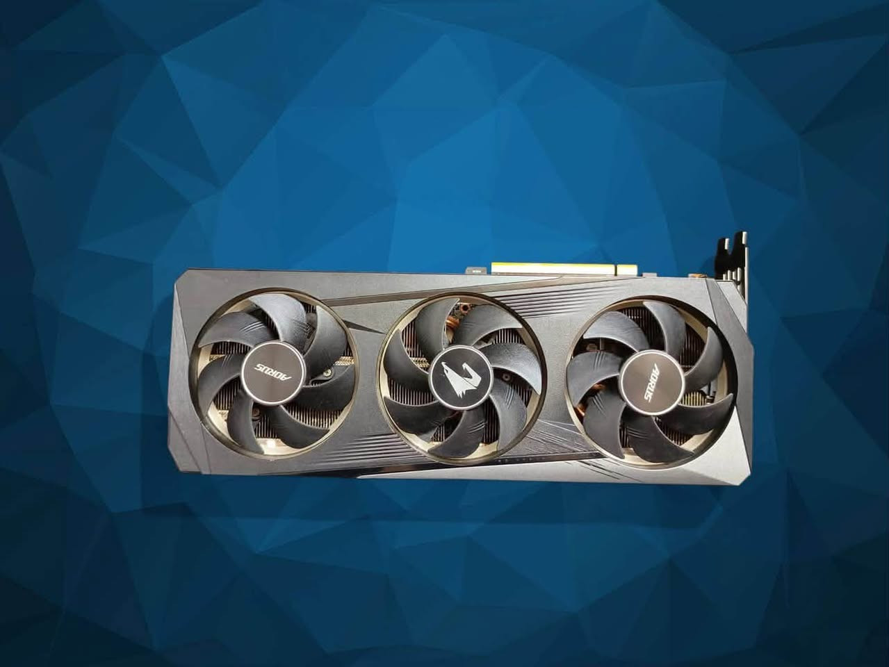 جيجابايت 6700XT • ١٢ جيجا • بالكرتون