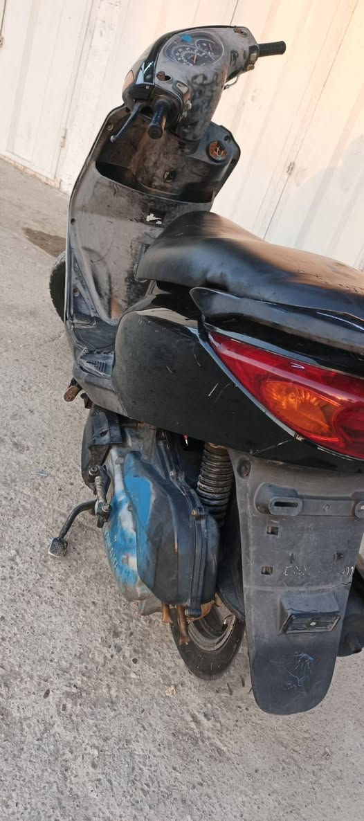 سلام عليكم دراجه بريز لبيع دراجه مكفوله كفاله عامه من كلشي كهربائيات كله شغال كيجات قفل ستيرن قفل صندوق دراجه مستعجل عله بيعتهه السعر 650العنوان بغداد قرب بسمايه رقم ***********
