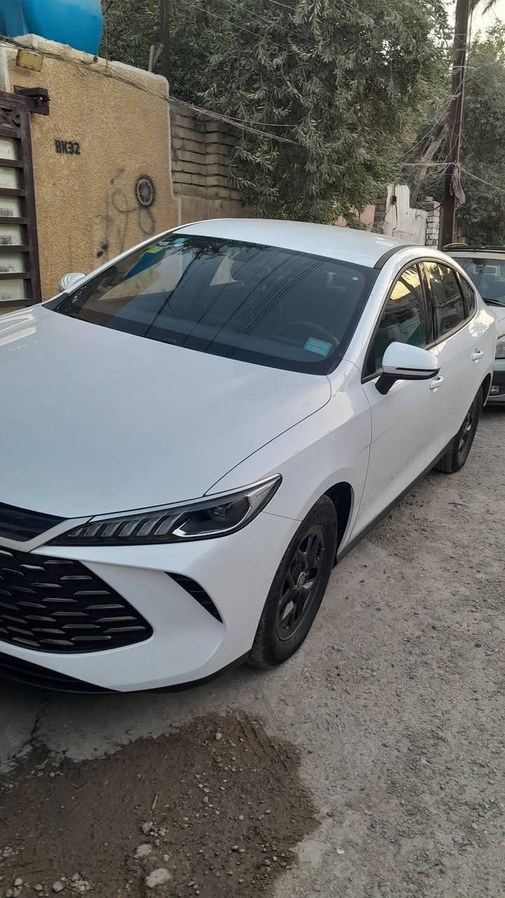 السلام عليكم byd كن بلاس أبيض داخل زيتوني رقم بغداد بأسمي ماشيه ١٦٠٠ كامل ملحقاته بيه ملاحضه بسيطه اثر دحجه ماشر عليه بالصور بدون زلغ او شخط كفاله  سبب البيع عندي بناء السعر ١٩٢٠٠ مكني بغداد الدوره ***********
