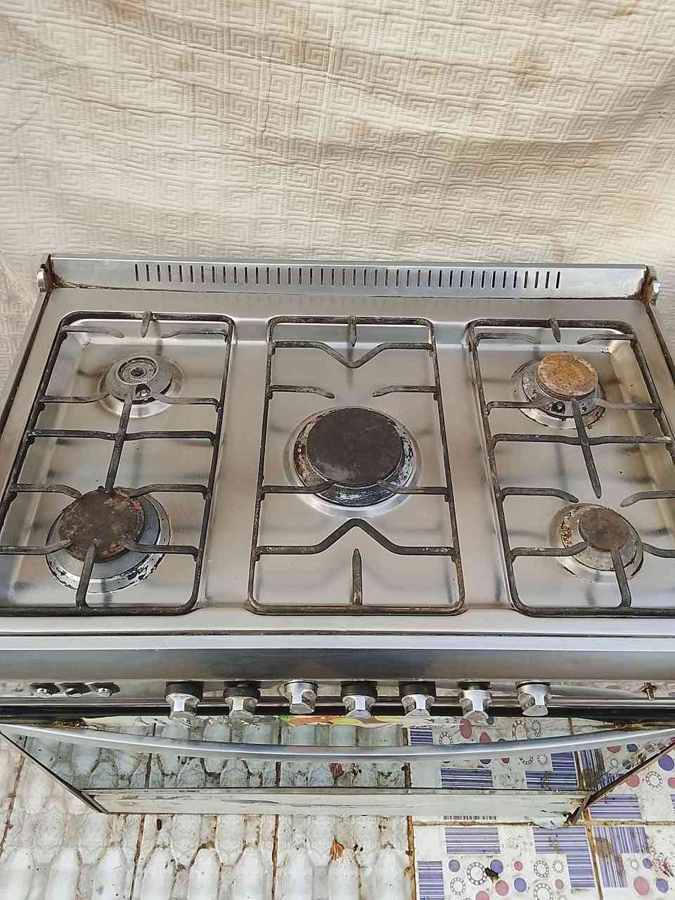 طباخ للبيع خمس عيون ستيل الاصلي اربع عيون شغالات وعين وحده بالفرن ماتشتغل عوزه تصليح بصيط السعر ١٠٠ ألف والتوصيل مجاني العنوان ناصريه قرب البوابه 
***********
