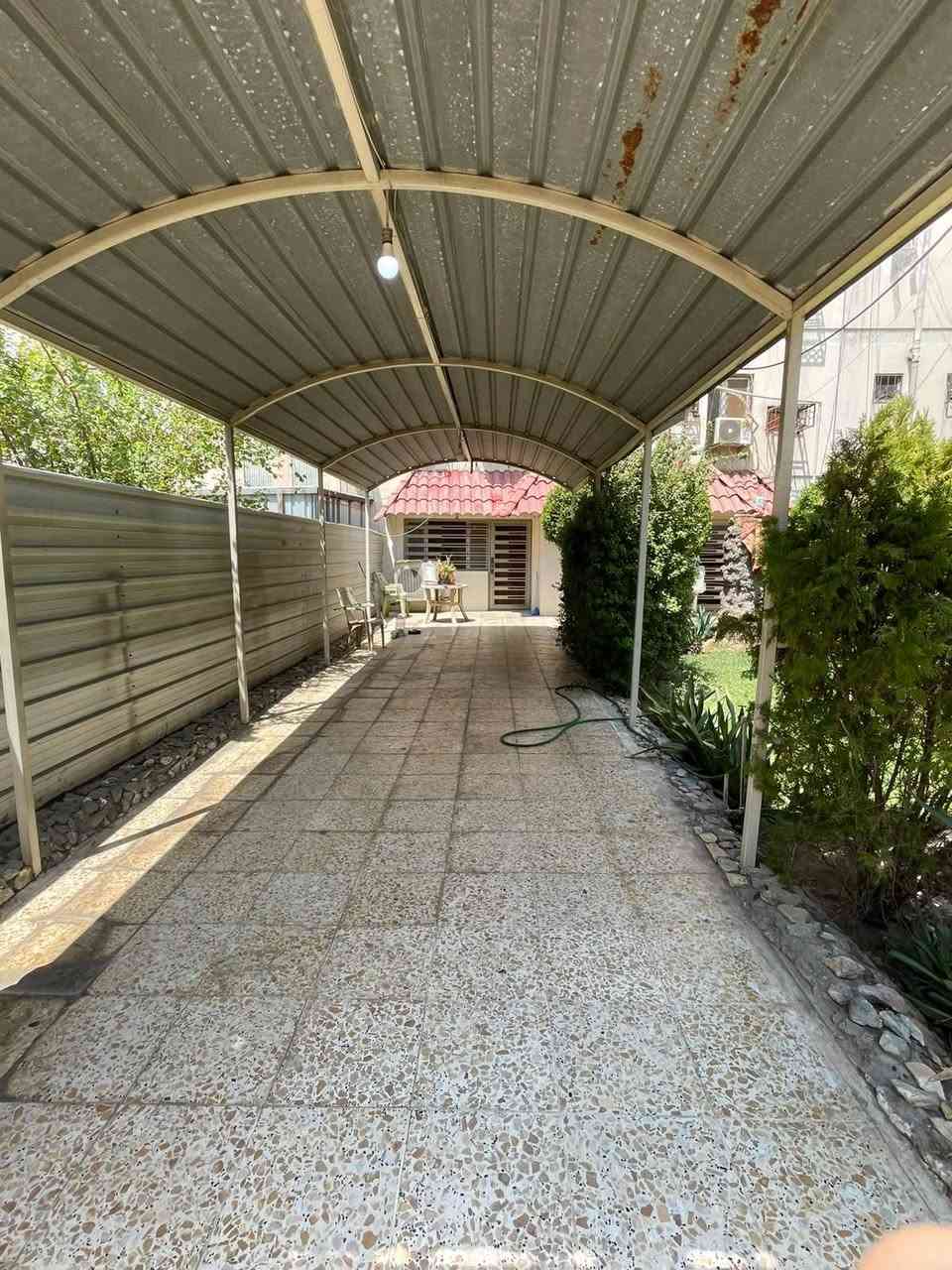 بيع شقة بمنطقة السيدية بمجمع ٥ البيض موقع مميز جدا  
شقة طابق ارضي محدثه بالكامل مساحة ١٢٠ مع تشجير ١٠٠ متر الشقه محدثه بالكامل من ارضيه وجدران وسقف ديكورات روعه بالتصميم والعمل تحوي على كراج مسقف كبير يسع اكثر من ٣ سيارات حديقة كبيره مخزن خارجي ومطبخ مجهز بكاونتر وصاله مجهزة بسبلت وغرف نوم مجهزة بسبالت كل غرفه وحمام وصحيات طبعا حتى الشبابيك محدثه بالكامل شقه نظافة واحد على واحد جاهزة وكامله من جميع تفاصيلها السعر ٢٥٠ مليون اي استفسار الاتصال على الرقم *********** او مراسله الصفحه ويااههلا وسهلا
