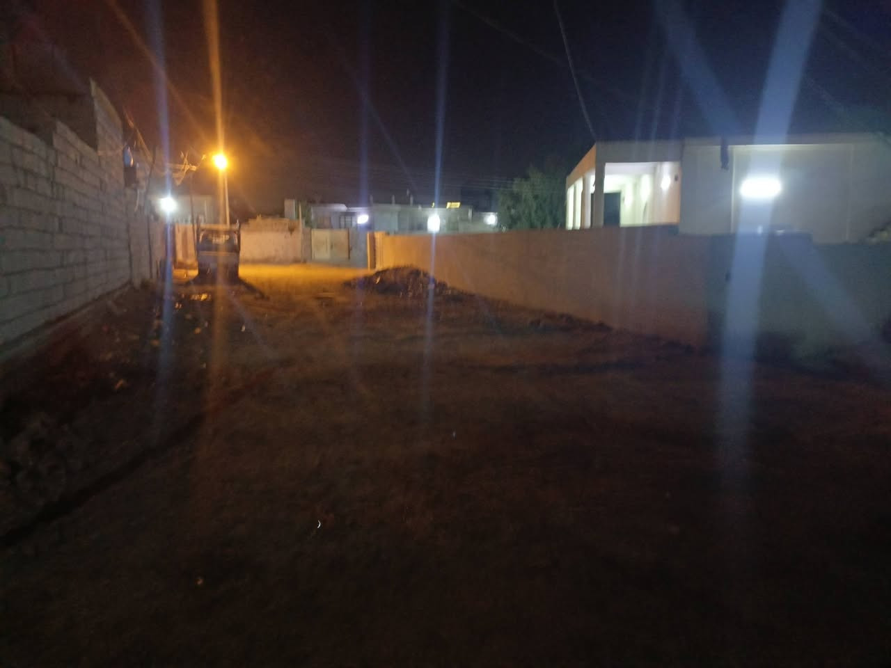 سلام عليكم بيت للبيع او مراوس بقطعت ارض او سياره مساحت البيت 250متر شارع عشره 8بيت عن لربعين قرب مجمع الرحاب جبيل بناء 2024 كامل نقصه بس لواجهيه ما مشتغلهة مساحت لبناء 200باقي 50متر ما مبنيه بصف لبيت  مشي بي معامله عل طابو ومستلم رقم لطابو بس حالين طابو زراعي سند 25السعر 70وبي مجال  تجي وبيك خير وتدلل هاتف ***********
