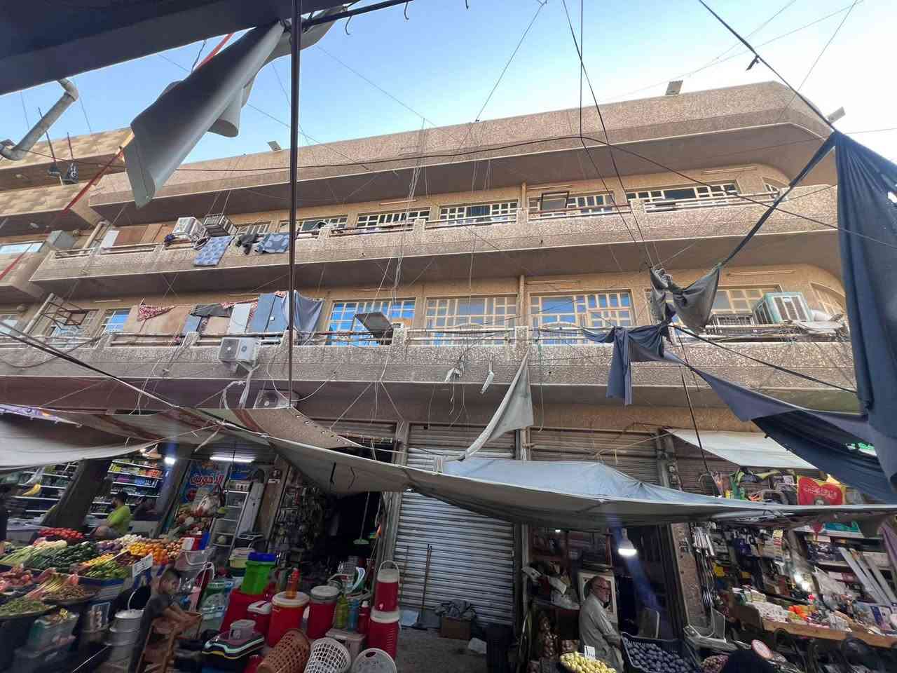 بناية تجارية للبيع /
البناية ركن موقع متميز في وسط سوق الأمين الثانية
المساحة الكلية 382 م 
الواجهة 16م والنزال 24م 
تتكون من 3 طوابق ..
الطابق الأول يحتوي على 22 محل وقيصرية على شكل حرف L على شارعين 
والطابق الأول والثاني يحتويان على 14 شقة في كل طابق 7 شقق 
السعر المعروض 1/800000000مليار و800 مليون دينار عراقي
للاستفسار أكثر الأتصال بالرقم *********** 
والرقم ***********
