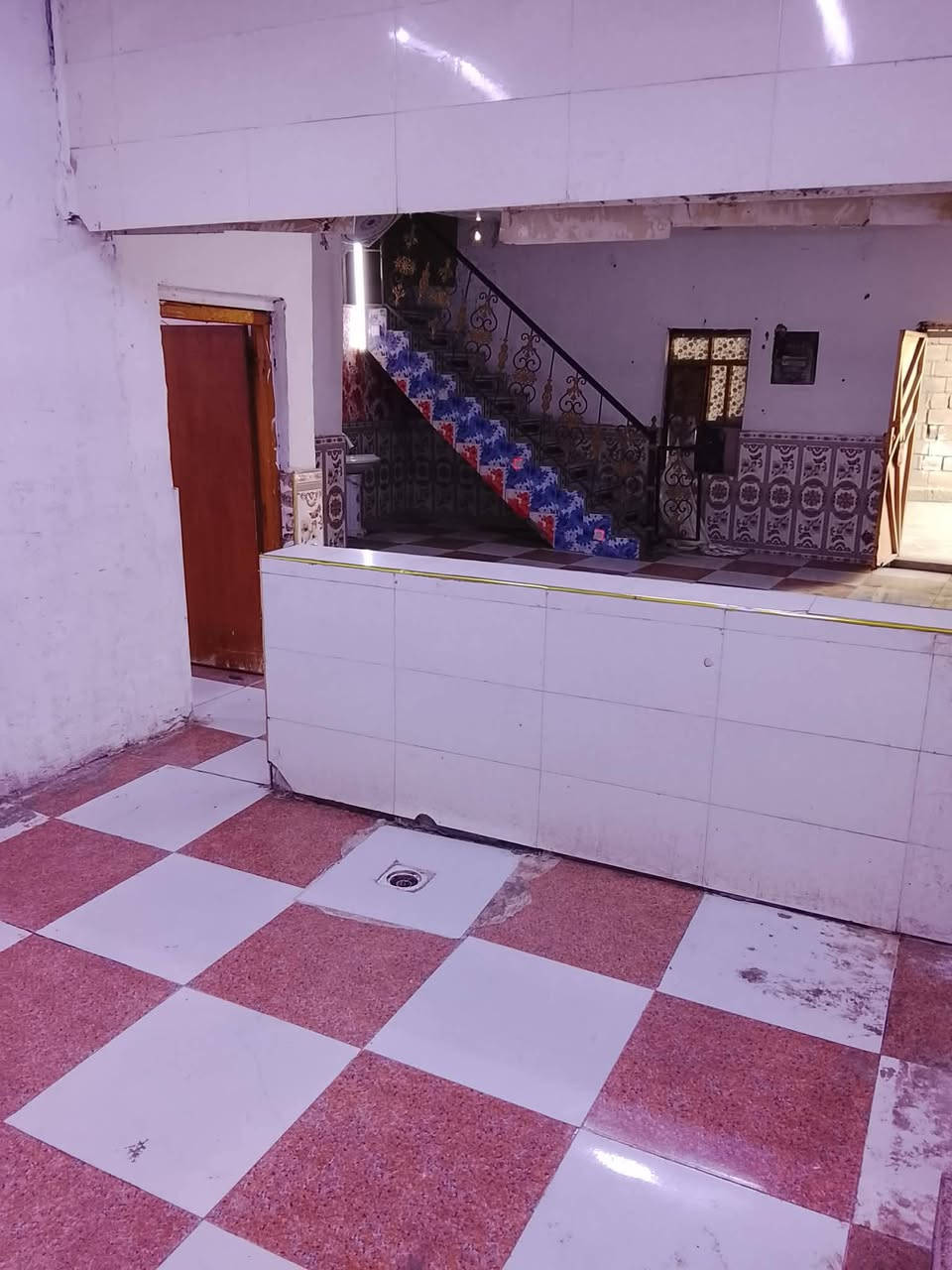 دار سكن للبيع مساحه 200متر موقع بصره ابو الخصيب طريق الوسطي عله شارع مباشر موقع تجاري قريب عله مستشفى الصيني يتكون من غرفتان  وصاله ومطبخ وستقبال وطارمه كبيره كامل مقطوره وكيزر ماطور كهرباء كامله السطح كونكريت صب مسلح البيت مؤاجر حالين اجاره 300الف بل شهر نوع العقار وقف شيعي  لتواصل   السعر 62وقابل لتفاوض    ***********
