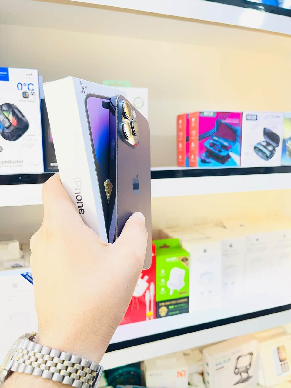 السلام عليكم 🫡
للبيع iPhone 14 pro max 
ذاكرا 128 
بطاريه 81% بلاد 
نموذج M شرق اوسط دبل سيمكارت
نضافه 90% لون بنفسجي 
الجهاز فول وضع شركه لا ملعوب بيه ولا مصلح فقط الظهر مبدل اصلي بدون فتح الجهاز الباقي كفاله من العطل والتبديل السعر قفل ٦٩٠ الف مكاني بغداد مدينه الصدر رقمي ***********
