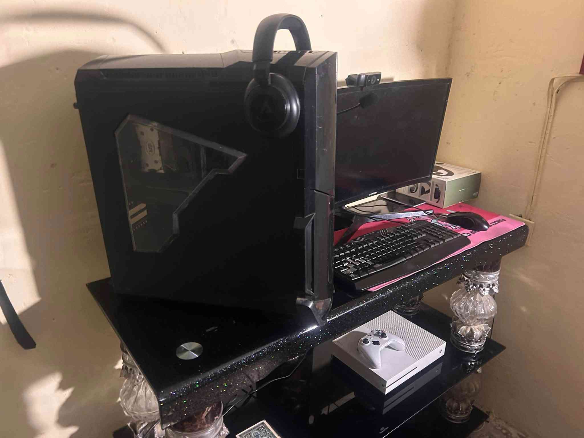 Pc للبيع مواصفاتها بل صور مكاني بغداد
***********

نص مكتوب في الصور:
- About Your PC is monitored and protected. See details in Windows Security Installed RAM 16.0 GB Speed: 2666 MHz Processor Intel(R) Core(TM) i5-10400F CPU @ 2.90GHz 2.90 GHz Graphics Card 6 GB NVIDIA GeForce GTX 1060 6GB 347 GB of 1.13 TB used Storage 1.13 TB DESKTOP-PUIF7Q5 System Product Name Rename this PC Device Specifications Copy Device Name DESKTOP-PULE7Q5 Processor Intel(R) Core(TM) i5-10400F CPU @ 2.90GHz 2.90 GHz Installed RAM 16.0 GB (15.9 GB usable) Graphics Card NVIDIA GeForce GTX 1060 6GB (6 GB) Storage 224 GB SSD KINGSTON SA400S37240G, 932 GB HDD WDC WD10EZEX-08WN4A0 Device ID F6A1EA9D-5B7A-40B5-A986-929245A07E80 Product ID 00330-80000-00000-AA663 System Type 64-bit operating system, x64-based processor Pen and touch No pen or touch input is available for this display Frequently asked questions How does having 16 GB or more of RAM impact my PC's performance? Can I run modern applications smoothly with this RAM capacity? Is my GPU sufficient for high end gaming and video experience? How can having a dedicated GPU enhance my experience and productivity? Am I running the latest version of the Windows OS? What is the latest Windows version?