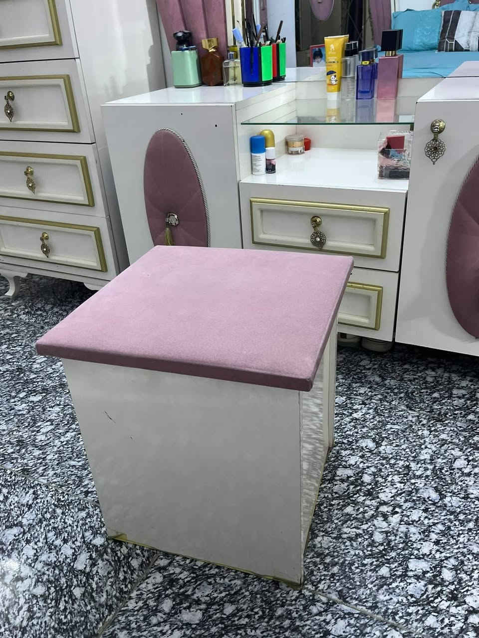 غرفه • للبيع • بيها مجال