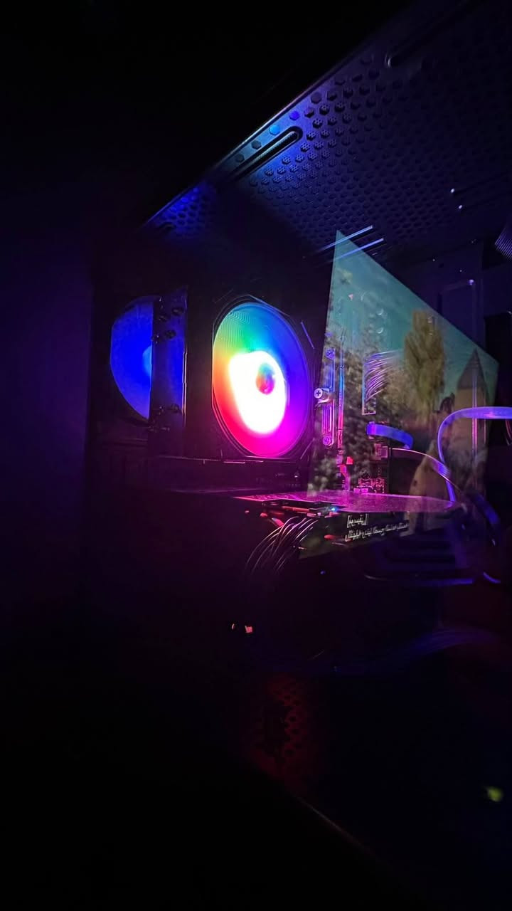 السلام عليكم ❤️

توفر تجميعات للبيع 
تجميعة رقم 1 💚 :
المواصفات

Xeon E5 2680 V4 
14Cores / 28Thread
معالج الجوكر غني عن التعريف 🪄
Cooler 120ML MASS White RGB 

M.B X99 RS9 DDR4 
يجي 4 مداخل رامات وبيه شاشة رقمية
RAM 16GB Hyper-X DDR4 (8×2)

GPU : RX 580 8GB XFX Black GTS XXX GAMING OC 2304SP
كرت قوي يختلف عن النسخ العادية ونظافتة عالية
Storage : SSD 128GB  
+ HDD 1TB Toshiba 

PSU 550W FSP HV Pro 
بور ماركة ممتازة
CASE MNTOB Glass + 4FANS RGB
اضائة متغيرة 💜
ماوس وكيبورد RGB زينات

وشاشة حجم 32INCH دقة 1080P تردد 75HZ

السعر 530 ألف قفل 🌷

متوفر توصيل / واذا تريد تجي تاخذها بغداد البياع

تجميعة رقم 2 💚 :
المواصفات 

CPU : R5 3500X

M.B B450M MSI

RAM 16GB DDR4 

GPU: RTX 2060 12GB Asus 2FANS RGB

Storage : SSD 128GB + HDD 500GB

PSU 600W

CASE Fantech White CG77 Mesh+ 4Fans RGB

تجميعة نظافة عالية 🌷

السعر 680 ألف 

موصل متوفر توصيل لجميع المحافظات 

للتواصل : ***********

نص مكتوب في الصور:
- تجميعة رقم 1 💚
- R5 3500X B450 Msi RAM 16 SSD 128 HDD 500g RTX 2060 12gb PSU 600W