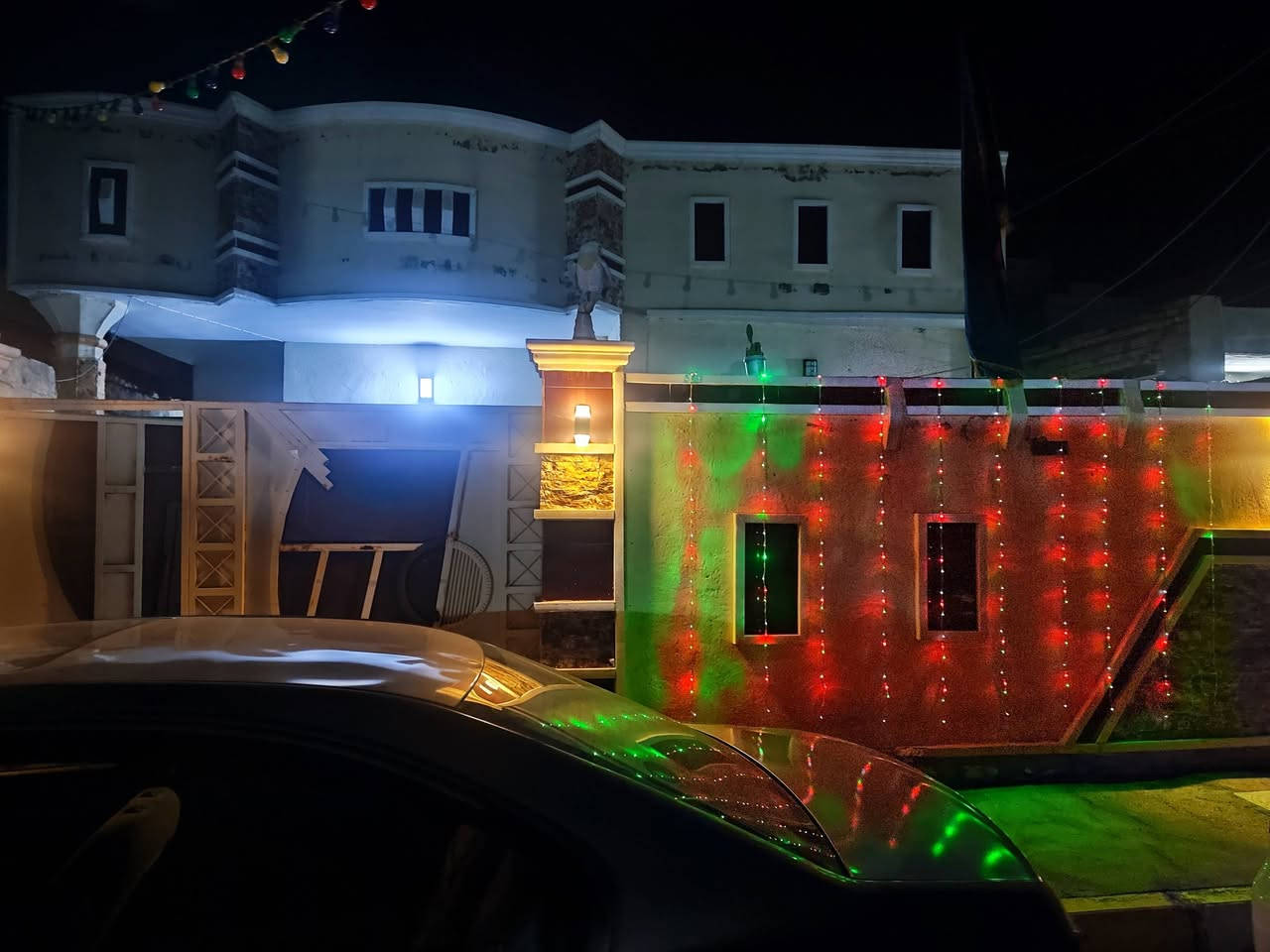 للبيع مساحه 200 متر غرفتين نوم وصالة ومطبخ واستقبال وحمام داخلي وصحيات خارجيه ارضيه مرمر طارمه كاشي السقف عكاده والطارمه كونكريت صب بجانب مجمع بيسان بناء حديث 130 وبي مجال.            ***********

