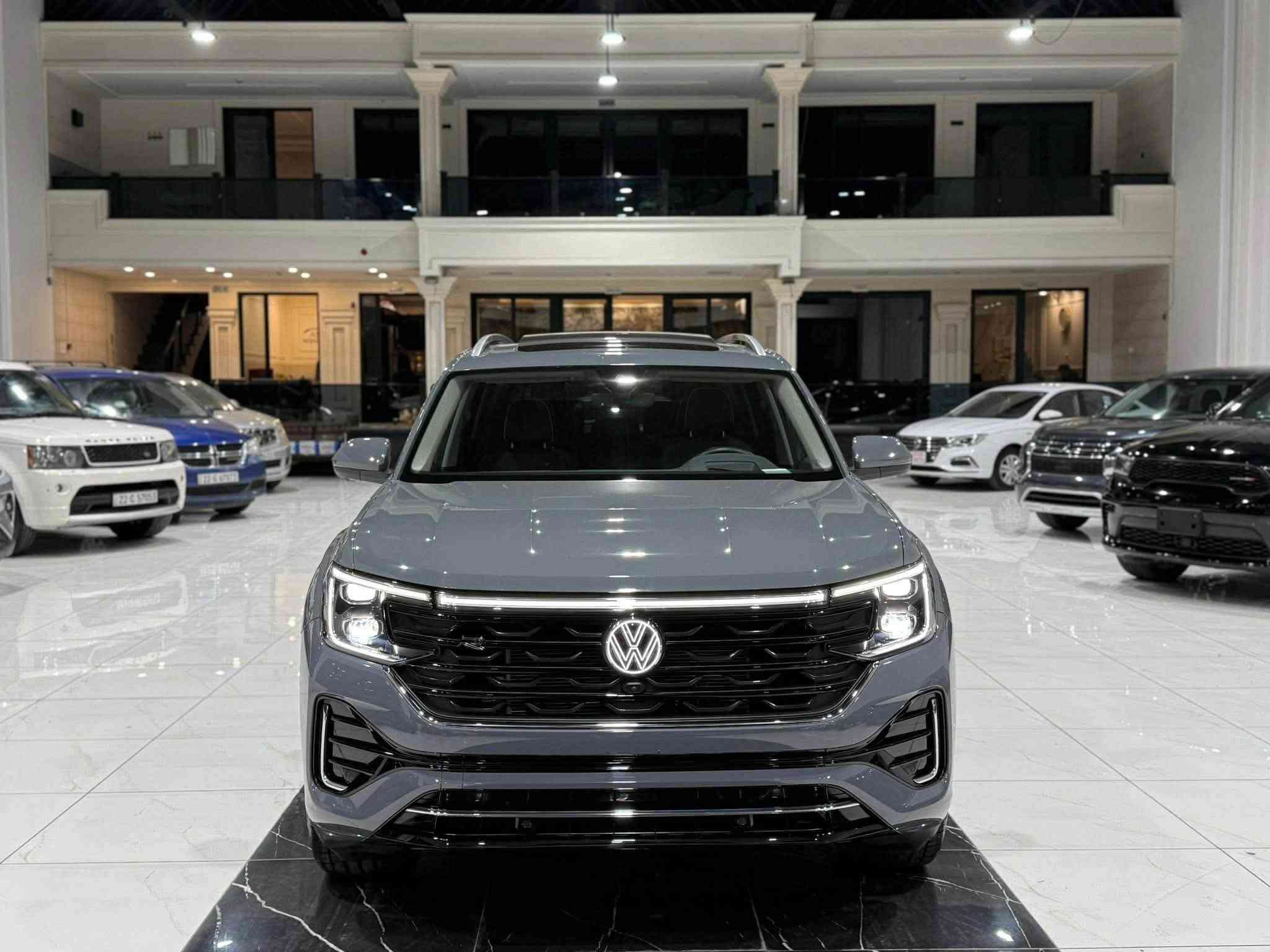 Volkswagen Atlas SEL Premium R-Line 2025
‎عداد المسافة : 11 الف مایل 
‎السیارة کلین تایتل بدون صبغ و تبدیل 
‎فاملي ٧ راکب 
‎لون سمنتي اعلی لون ب اطلس 

‎اعلی المواصفات  SEL premium Rline 1/1 :
‎سقف بانوراما
‎داتاشو 
‎بصمة تشغيل
‎بصمة أبواب
‎تشغيل عن بعد (Remote Start)
‎صندوق شفط كهربائي
‎رادار أمامي (تحديد مسار)
‎رادار جانبي (نقاط عمياء)
‎رادار خلفي (تحذير من الاصطدام)
‎كاميرات محيطية 360°
‎سستم سماعات FENDER
‎تحكم وضعيات القيادة Drive Modes 
‎اوتو بارك Auto Park
‎تبريد مركزي لمس
‎كشنات ميموري
‎كشنات جلد
‎کشن تدفئة و تبرید
‎هاند بريك بصمة
Android Auto 
Apple Car Play 
‎مانع انزلاق+ABS
‎شاشة كبيرة لمس
‎حساسات خلفية+ كاميرا 
‎تحكمات استيرن
‎اوتو ستارت Auto start 
‎اوتو ستوب Auto Stop 
‎وبقية المواصفات المعروفة
‎‏‎ 
‎مکان سیارة اربیل
‎‏‎سیارة بدون رقم تترقم شمالي 
‎‏‎‏‎للاتصال والاستفسار
‎☎️*********** اسیاسیل
‎کورك *********** ☎️
