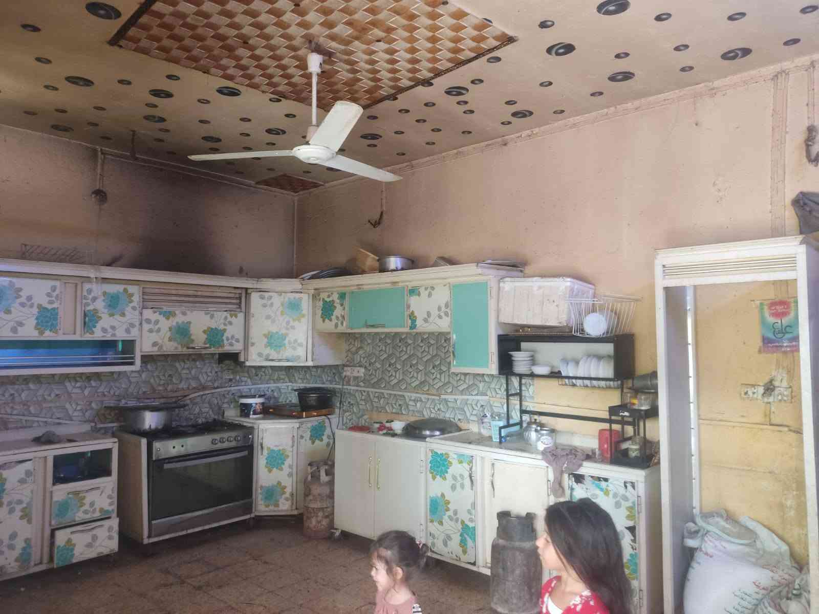 سلام عليكم من رخصت ابو الكروب مزرعة اللبيع مساحة ٣٠٠٠م مع بيت البيت يتكون من ٤غرف نوم وصالة واستقبال ١٥م ومطبخ وصحيات داخلية وخارجية خدمات كاملة كهرباء وماء اسألة وماء سقي تبعد عن شارع العام ١٥٠م العنوان طريق السنية جهة زوار مقابل جامعة جديده الاتصال على الرقم ***********
