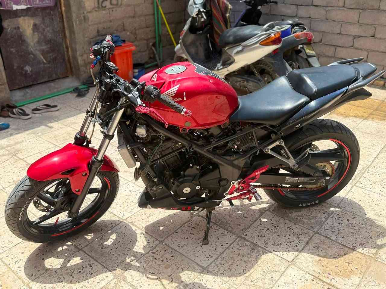 السلام عليكم بطح spr 250 r الدراجة كاملة وخير ومن الله شرط نص نكرة معدل ونهضة ما عوزها برغي كفراتها كامله وكهربائياتها كلها شغاله من الطول للطول وعليها ادامه كامله من فيت بم ونوزل وبلك وماي راديتر ودهن وعليها بعض التزويد من يدات كلج وبريك امامي ودواسات بريك خلفي ويده مال نمر وقفل ستيرن دراجه متعوب عليها بس الله شاهد محتاج واريد ابيعها والمو شراي لا يتعبني رجائن مكانها ناصرية مركز سعرها 1250 رقمي *********** واذا اكو مراوس بسعر اقل ميخالف
