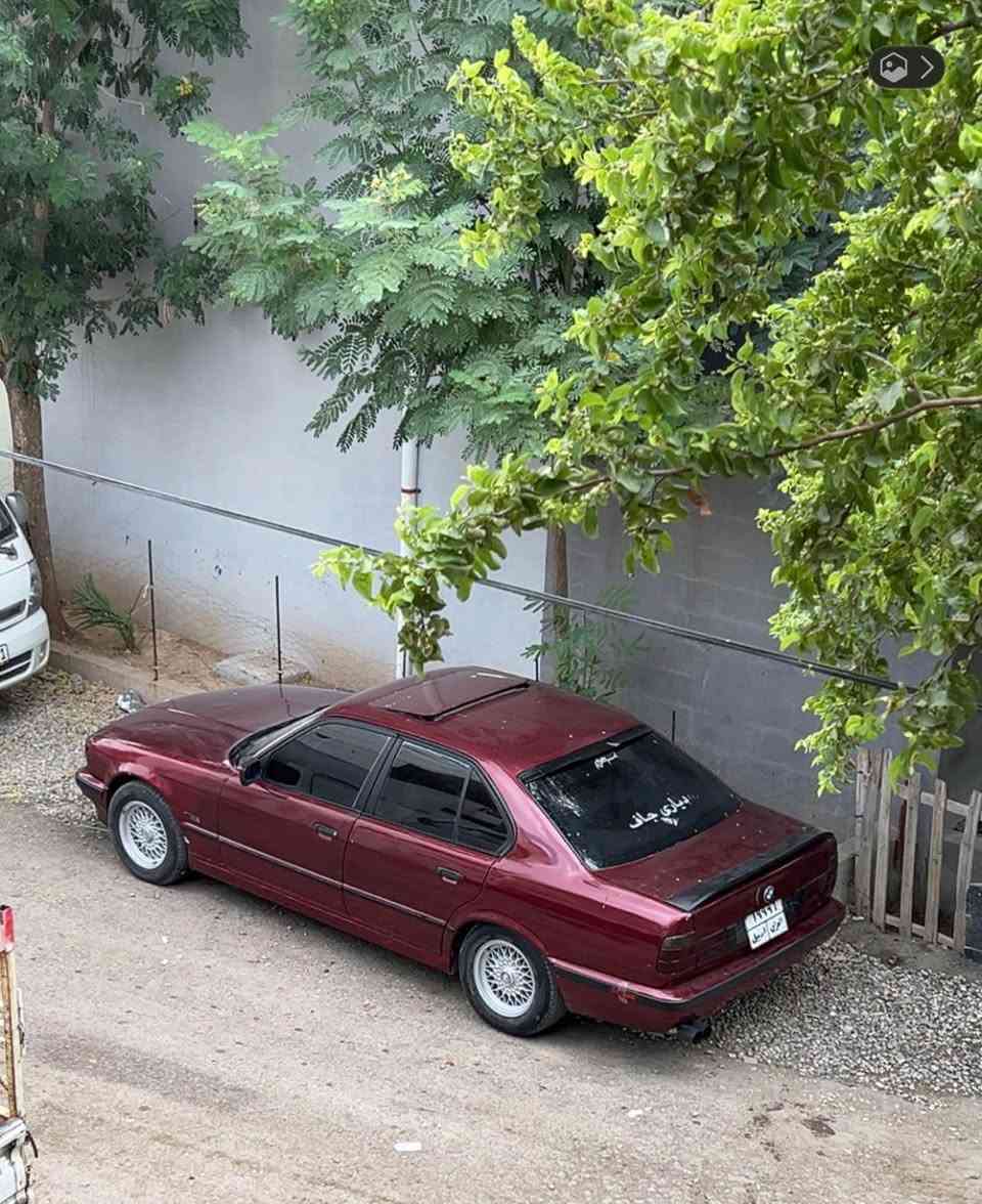 فرۆشتن و گۆڕینەوە
Bmw 528
رەقەم و سەنەوی و بەناو کردن و غەرامە بەشەرت
مەکینە ٥٢٨ ی تاک دیجتاڵە
ئەکسلی ٣.٢١ ی بیلاد قفڵی لەسەرە
گێڕی zf ی لەسەرە
ئەقڵی بەرمەجەیە
ساڵۆنسای سستەم سپۆرتە
ماشا اللە تا حەزکەی بەقوەتە
..
سەیارەکە فولە بەس گێر عادیە
ناو زەردە 
چوار جام کارەبایە
٦ کەلەیە
ئاوێنەی گوێ بەرخە
تاقمێ ویل و تایەی حەسیری جوان لە ژێرە
سەیارەکە دەعامی بەردەم بۆ دەعامی دوا بەشەرت دارو بەرد
*********** سەیارەکە لە کەلارە كالار, السليمانية
