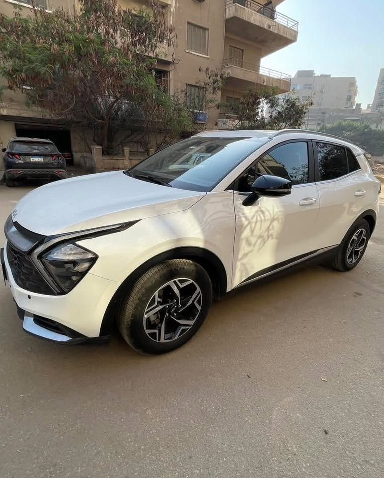 للبيع كيا سبورتج 2024 وارد امريكي ⚪  
اللون: ابيض لؤلؤي  
الممشى: ماشية قليل جداً  
الفئة: X-Line / X-Pro فول مواصفات  
المحرك: 1600 تيربو  
ناقل الحركة: اوتوماتيك 8 سرعات  

مميزات السيارة:
مكفولة 100%: بدون حادث، بدون صبغ، بدون تبديل
تبريد دبل قطعتين ثلج ❄️
شاشة كبيرة + ابل كاربلاي + اندرويد اوتو
كاميرا 360 وحساسات امامي خلفي
رادار + تحديد مسار + مانع تصادم
بصمة + تشغيل عن بعد + سقف بانوراما
كشن جلد + تدفئة وتبريد كراسي
جنطة كهربائية
تايرات وبطارية جدد

الحالة: السيارة بيتية ونظيفة جداً، جاهزة للفحص بأي مكان  
السعر200ً وقابل للتفاوض بالمعقول  
المكان: بغداد  
الصور: صور حقيقية للسيارة موجودة تحت 👇

للاستفسار: ***********  
واتساب: ***********

---
