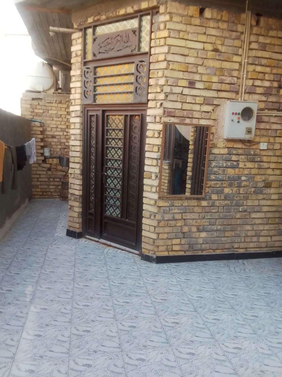 سلام عليكم. بيت للبيع مساحه 200م يتكون من طابقين طابق الاول غرفه عدد 2+مطبخ +ستقبال +صحيات طابق ثاني غرفه +صاله. كاملات +غرفه حد للشبابيك. حي الجوادين قرب سيطره ام العباس يبعد عن شارع العام 125 م للاستفسار. وتساب  ***********
