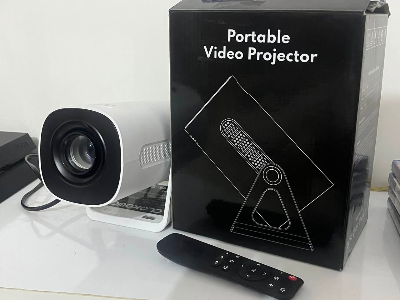 داتا شو 
سمارت نظام اندرويد 
واي فاي 
بلوتوث 
منفذ HDMI 
منفذ USB 
تربط وتعكس التلفون اندرويد او ايفون
دقة العرض جدا عاليه مثل ما مبين بالصوره 
ملحقاتها ريمونت + كيبل HD + ادوات تنظيف عدسه 
السعر 60 الف مع التوصيل يتوفر جميع محافظات العراق 
***********
