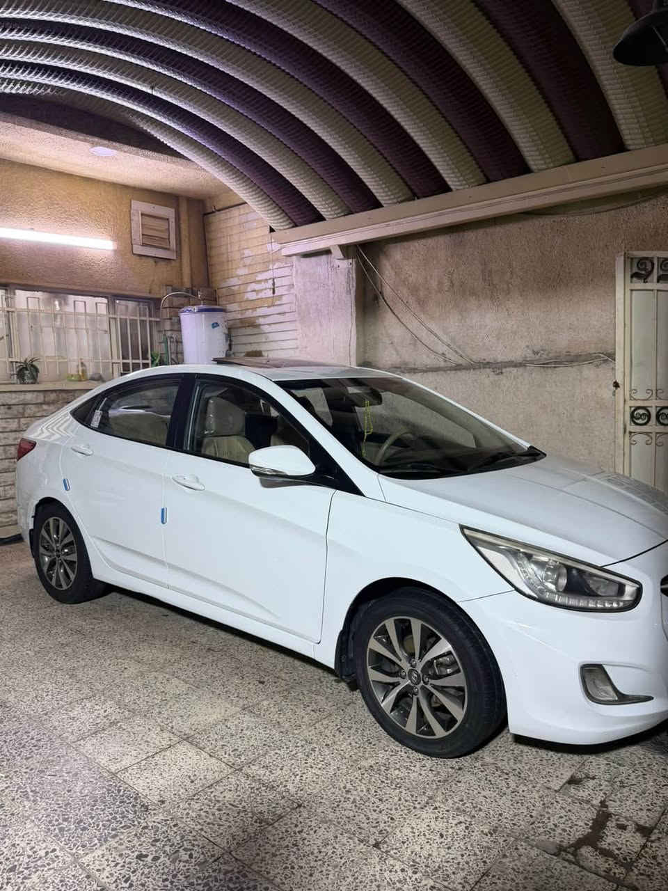السلام عليكم للبيع هونداي اكسنت موديل 2016 خليجي بلو دبل قطره رقم بغداد بسمي تحويل ثاني يوم ماشيه 120 الف وقابل ليزياده 
مواصفات السياره
1_فتحه سقف سلايد
2_شاشه 
3_اشاير مري
4_خمسه ويل كب
5_كامره خلفيه
وبقيه المواصفات المعروفه 
السياره بيه بارد اقل الشبر بالجاملغ الامامي الايمن وبيه شخط بسيط بالباب الخلفي الايمن وبقيه السياره كفاله عامه مكينه والكير كفاله باتري جديد تايرات جدد السياره مناقصه شي السعر 111 وبيه مجال بسط جدا مكان السياره البياع للستفسار الرقم ***********

