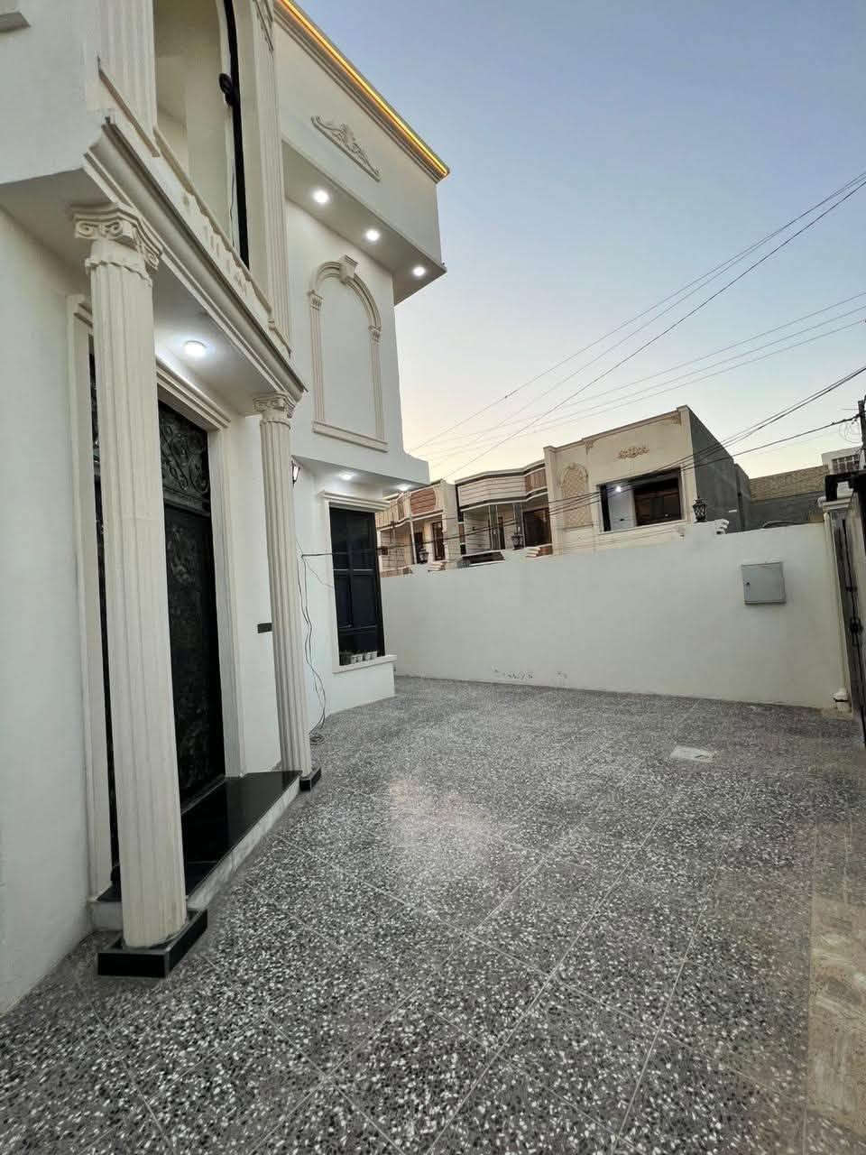 للبيع اومراوس – بيت مميز في حي الأمين | الفلوجة

📍 الموقع: حي الأمين
✅ ركن على شارعين (12م و10م)
🌳 مقابل حديقة
📐 المساحة: 250 م²
📏 الواجهة: 12.5 م
📏 النزال: 20 م

مواصفات العقار:

🔹 الطابق الأول:
• غرفتا نوم
• صالة
• استقبال
• حمام داخلي
• حمام خارجي

🔹 الطابق الثاني:
• 3 غرف نوم واسعة

🏠 بناء حديث وتشطيب مرتب، مناسب للسكن العائلي وفي موقع مميز.

📞 للاستفسار وحجز موعد للمعاينة:
***********
***********

📢 وعندك عرض بيت أو قطعة أرض للبيع في الفلوجة؟
راسلنا على الخاص أو اتصل بنا، لدينا زبائن جادون
