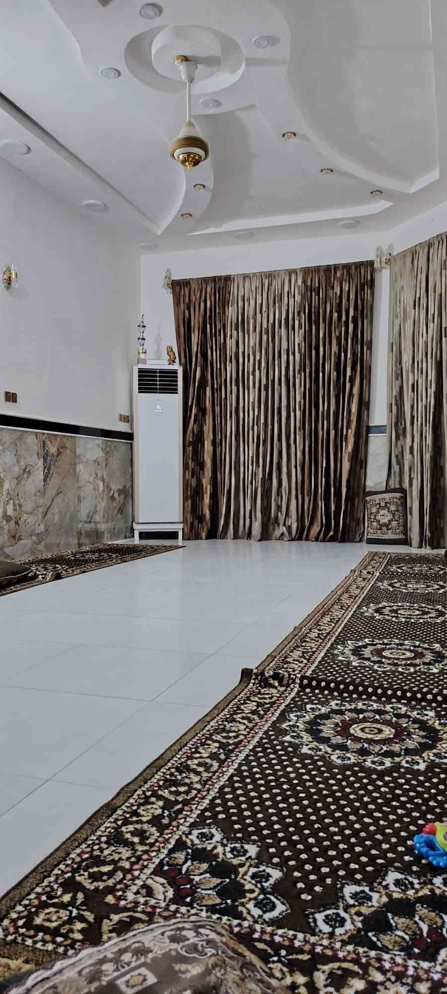 السلام عليكم الدار للبيع في حي الجامعه بي معامله بسمى المساحه ٢٠٠ ***********
