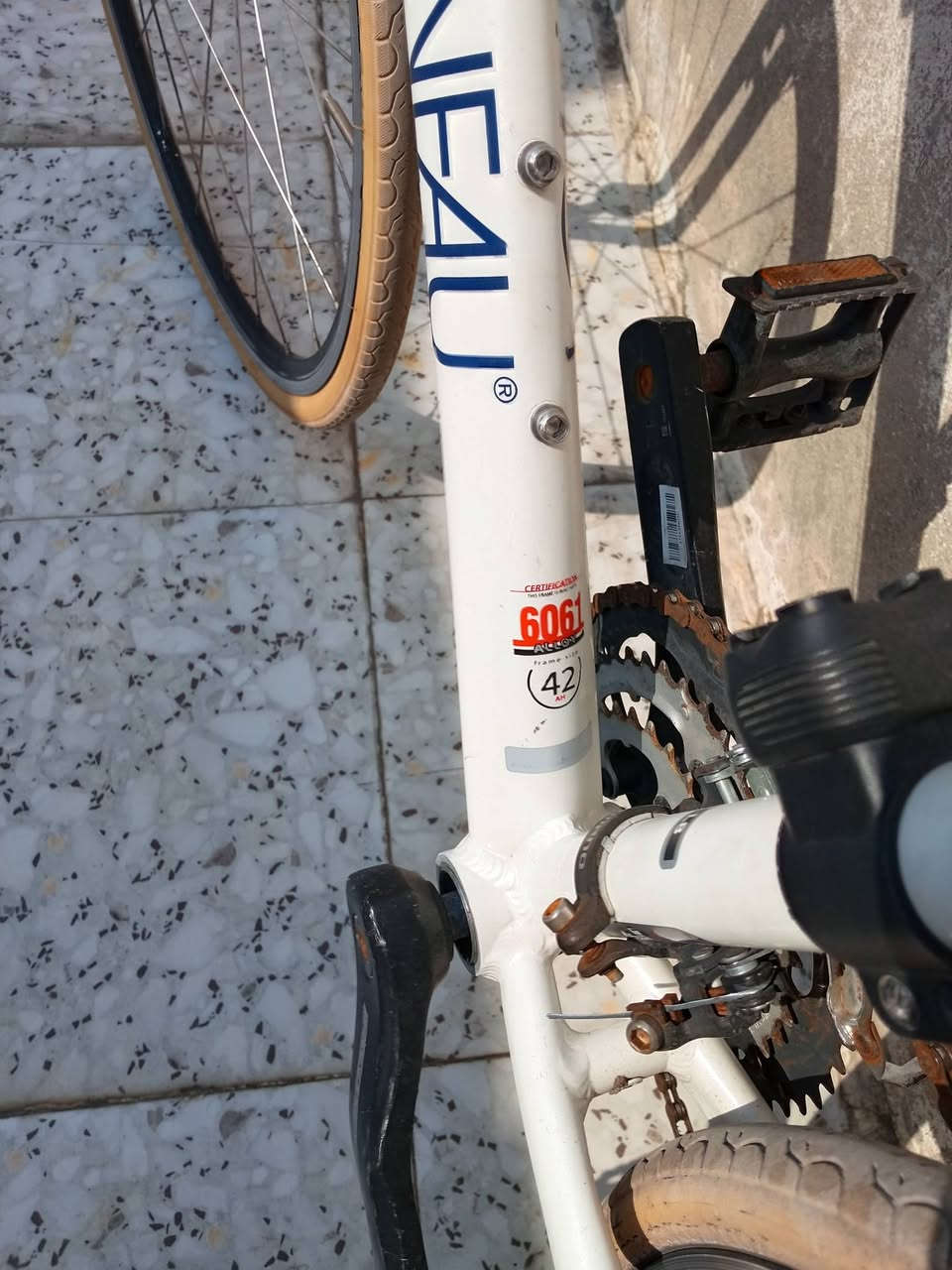 دراجة Louis Garneau الكندية 🇨🇦
Hybrid / City Bike

سستم شيمانو بلكامل دفع سحب

هيكل ألمنيوم 6061 بالكامل وزن خفيف جداً
 
نظام التروس: 3×7

الفرامل: TEKTRO

ويل طبقتين ألمنيوم

ستيرن مستقيم Flat Bar مختم لويس 

حجم الفريم 42

نظافة الدراجة جيدة جداً وبحالة ممتازة 

تفاصيل وصور اكثر تفضل خاص 

العنوان بغداد 
السعر :260 الف وبي مجال للطيبين
واتساب: ***********

