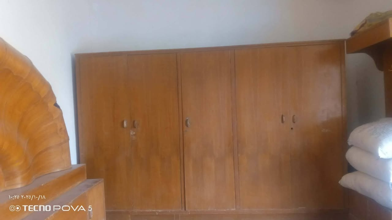 للبيع غرفه خشاب نقص جربايه  السعر ٣٠٠ وبيها مجال العنوان الديوانية المركز *********** مع بوفيه

نص مكتوب في الصور:
- ١٠:٢٦ ٢٠٢٥/١٠/١٨
- TECNO POVA 5
- ١٠:٢٥ ٢٠٢٥/١٠/١٨
- ١٠:٢٧ ٢٠٢٥/١٠/١٨