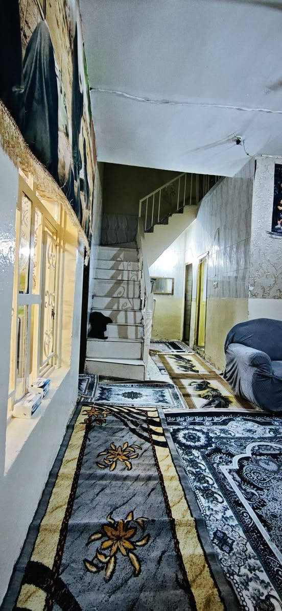 السلام عليكم 
نص قطعة خلفية 72 متر مسلح قاطين ونص قطاع 18 حي الكراد  فرع العيادة الشعبية الطابق الاول ستقبال+مطبخ سراميك+هول صحيات حمام+توالت+ترك الطابق الثاني 3غرف الطابق الثالث يحتوي على غرفة كاملة صندويج 3×4 كما موضح في الصورة 
الاستفسار رقم الهاتف ***********
