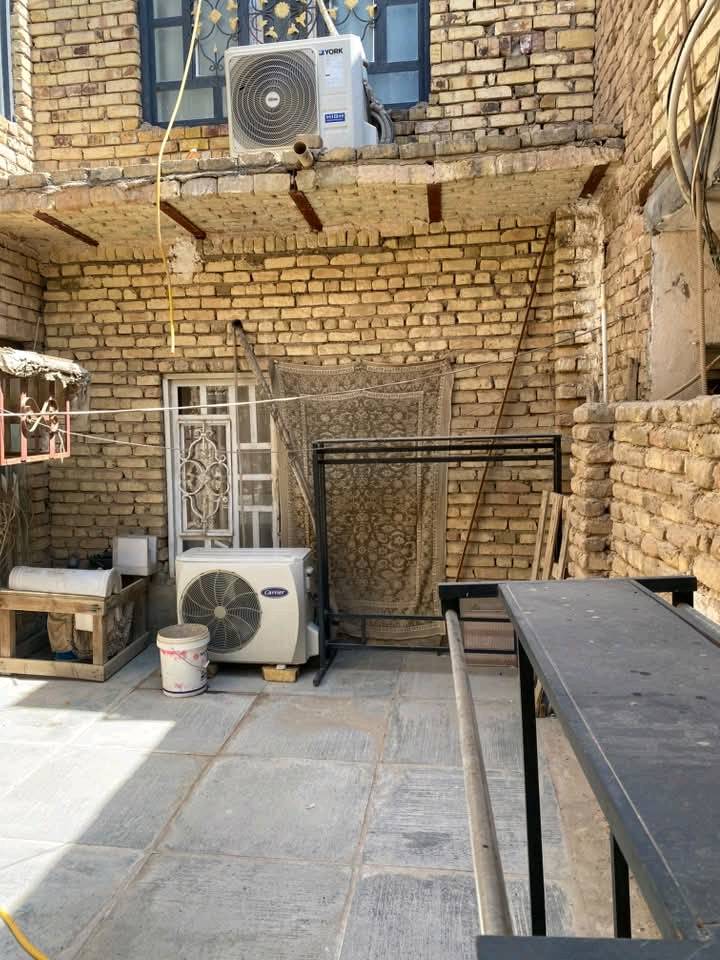 🏠 بيت للبيع  او مراوس – العروبة

📍 الموقع: العروبة، خلف مركز 7 نيسان
📌 قريب من الشارع العام

📐 المساحة: 150 م²
📏 الواجهة: 10 م
📏 النزال: 15 م

🏡 يتكون من طابقين:

🔹 الطابق الأول:
• غرفة نوم
• صالة
• استقبال
• مطبخ
• صحيات

🔹 الطابق الثاني:
شقة معزولة بالكامل، تحتوي على:
• غرفتين نوم
• صالة
• مجمع صحيات

📞 📞 للاستفسار والمراجعة:
مكتب المحيط لبيع وشراء العقار – الديوانية
📍 شارع الحولي – خلف جامعة القادسية – قرب غسل غريب الطوس

☎️ ***********
☎️ ***********
📲 واتساب متوفر على الأرقام أعلاه

🏠 مكتب المحيط… عنوانكم الموثوق
واتساب متوفر 📲