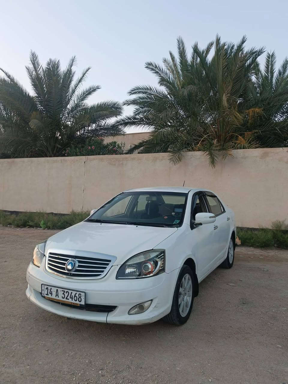 جيلي موبل 2013 رقم انكليزي بصره،، گير عادي محرك بلادي،، گير ومحرك كفاله تخم تايرات جدد،تبريد شغال وي السويج ثلج،كهربائيات شغاله كلها،ضفيرتها ماملعوب بيها سياره مال بيت، حداديه نص عمر، غرفه نضيفه، الگشر نضافته گدامك سياره ب أسمي ثاني يوم أداورلك 
السعر 50وبيها مجال بسيط مكاني ناصرية
رقمي***********
