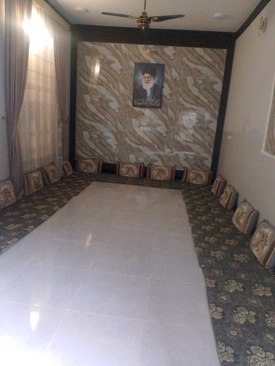 🏠دار للبيع  مساحه 270م  طابقين يحتوي الطالق الارضي   على غرفه العدد2 مع صاله + صاله ضيوف + استقبال مجمع صحي داخلي ومجمع صحي خارجي 
يحتوي الطابق الثاني على غرفتين وصالتين 
بناء حديث أقل من السنتين
الموقع القاسم الجديدة شارع ال گهار 
الاستفسار 
***********
