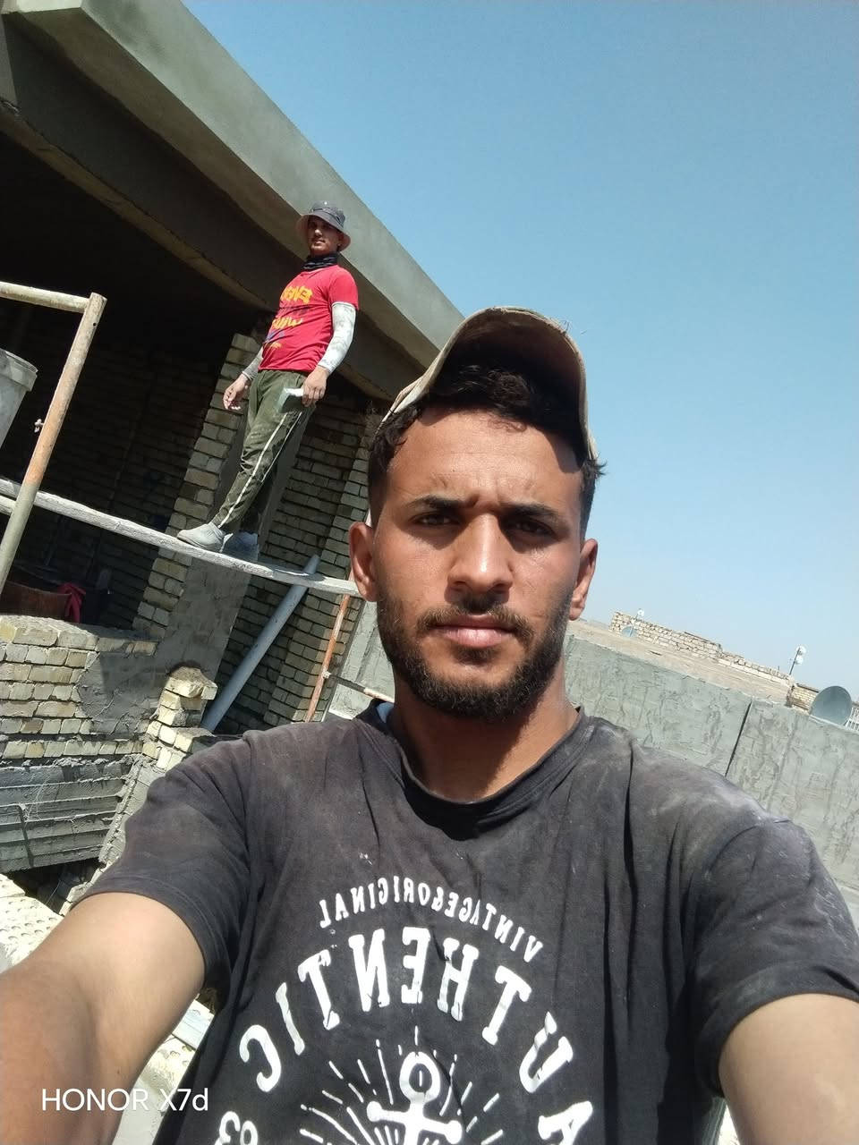 سلام عليكم خلفه أسمنت تصفاء اجراره تصفير وجص درجئ اولئ متفرغ حالين ماني حله ***********

نص مكتوب في الصور:
- HONOR X7d