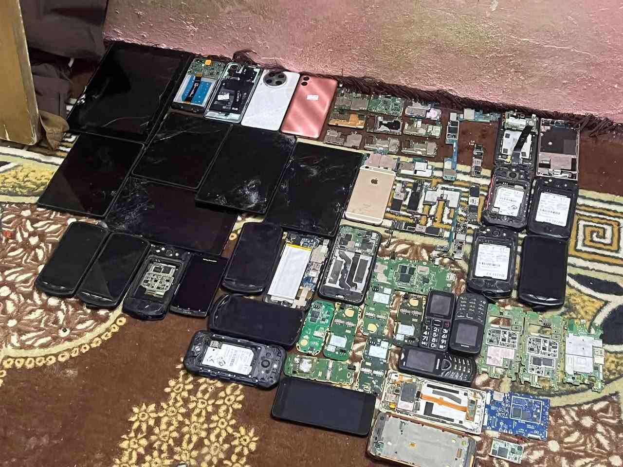 بودات للبيع عندي قطعه ٥١٢ ذاكره وكم قطعه ١٢٨ والباقي ٦٤وايباد للاستفسار ***********
