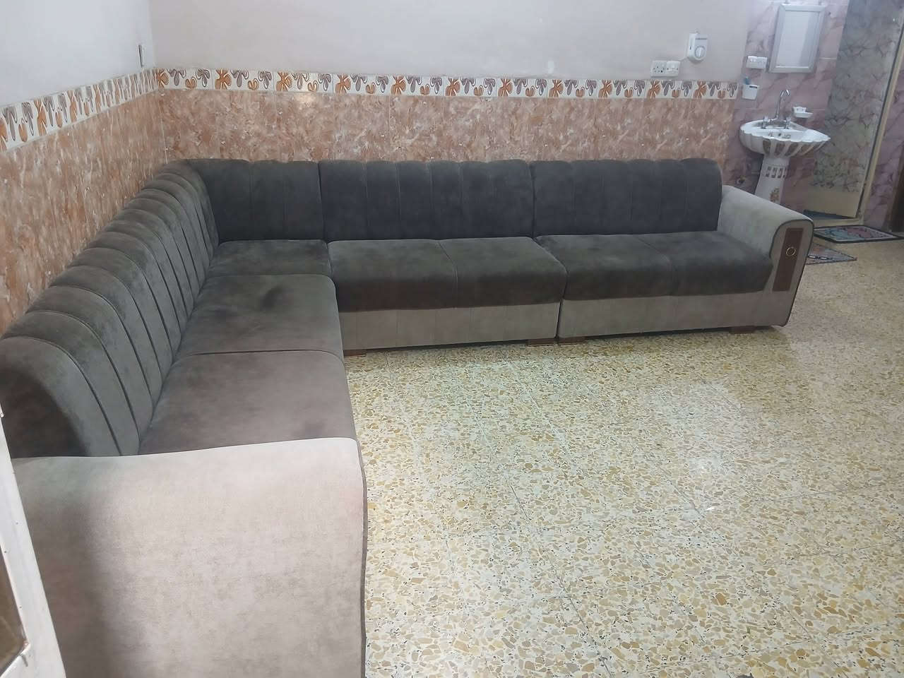 ديوان للبيع جديد شغل درجه اولى شغل كله بلوك اسود السعر ٣٥٠ وبي مجال ***********

